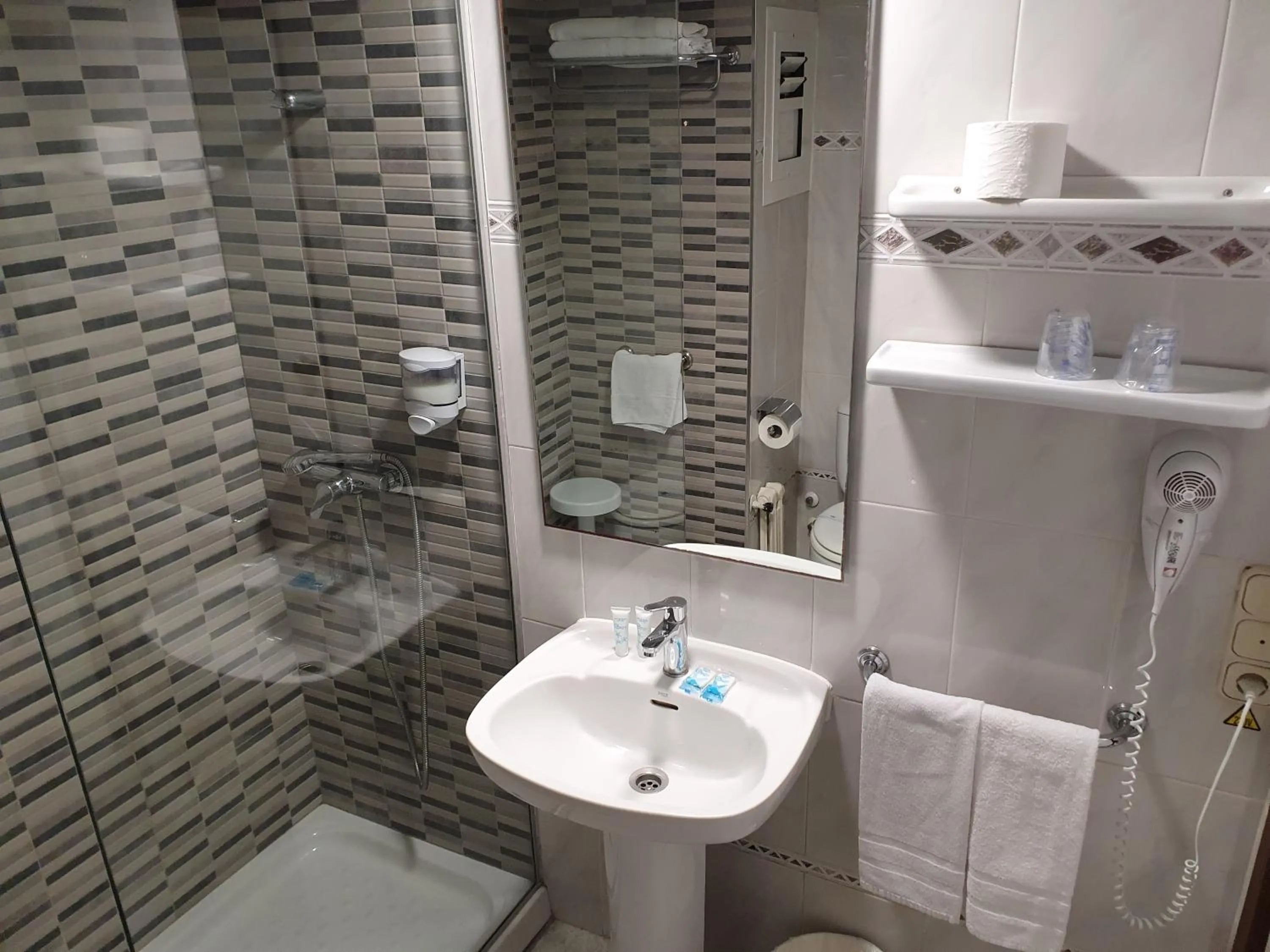 Bathroom in Hotel Bilbaino