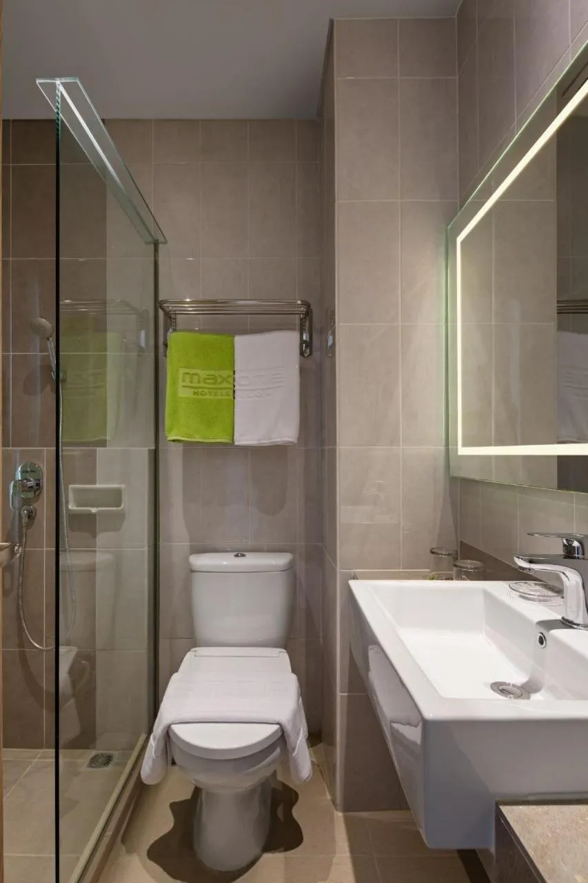 Shower in MaxOneHotels at Kota Harapan Indah-Bekasi