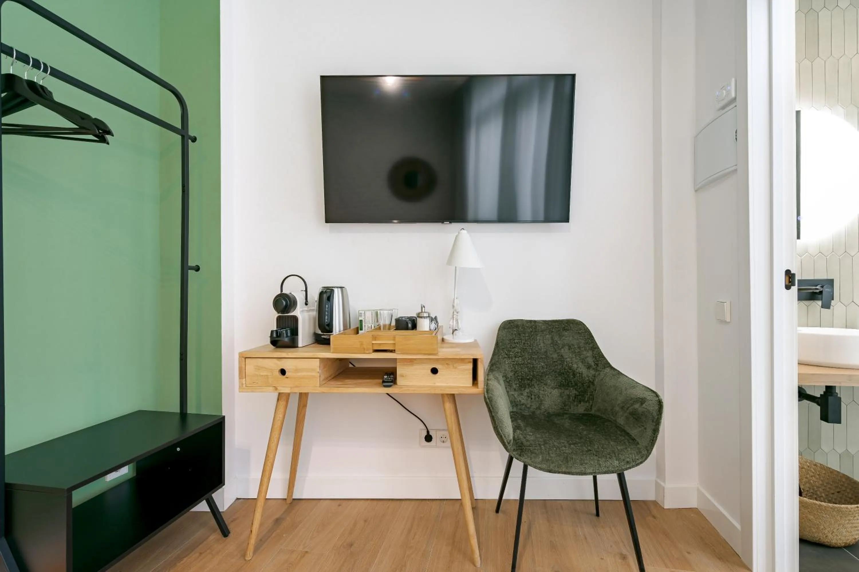 TV and multimedia in Vallecas Suites by Olala Homes