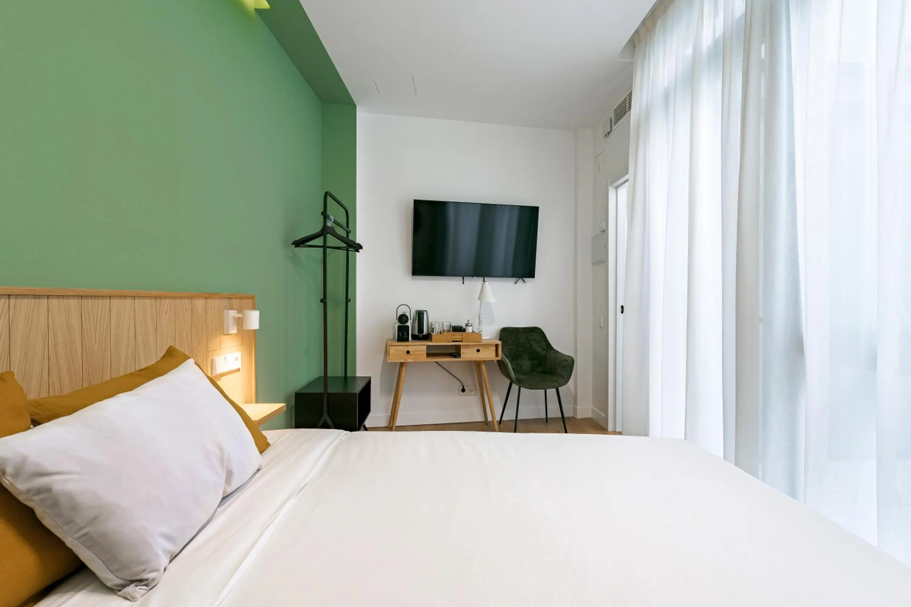 TV and multimedia, Bed in Vallecas Suites by Olala Homes