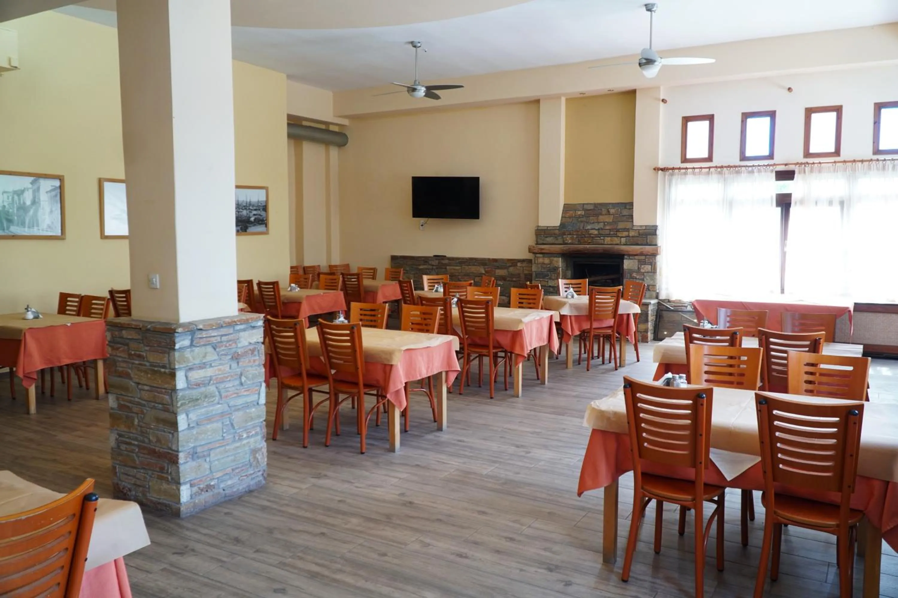 Restaurant/places to eat in Hotel Defkalion