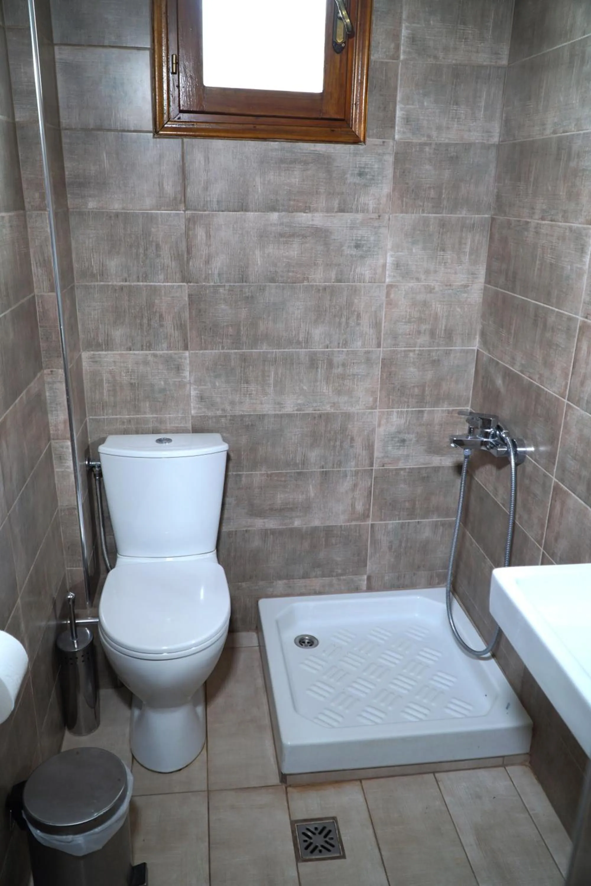 Shower in Hotel Defkalion