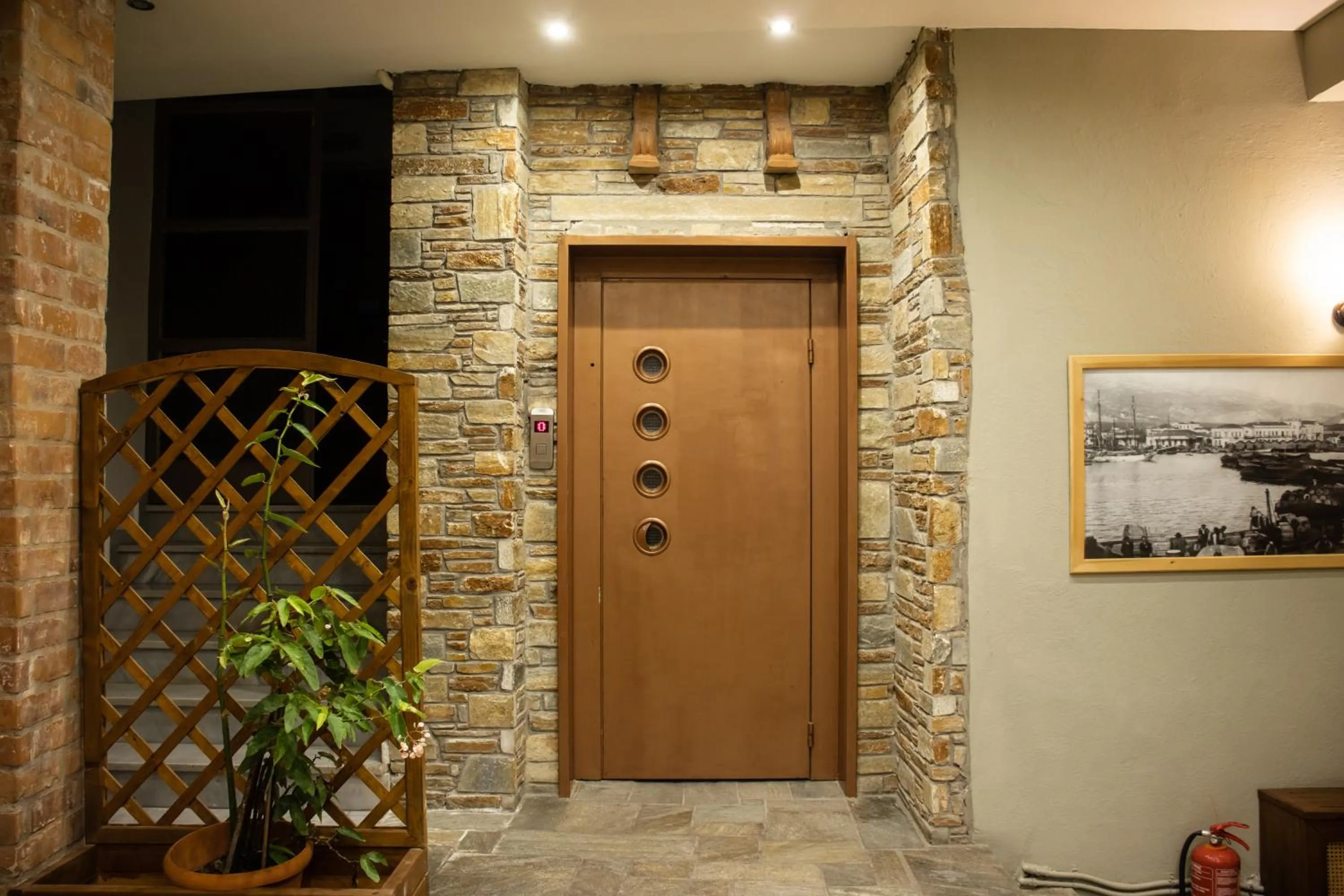 elevator in Hotel Defkalion