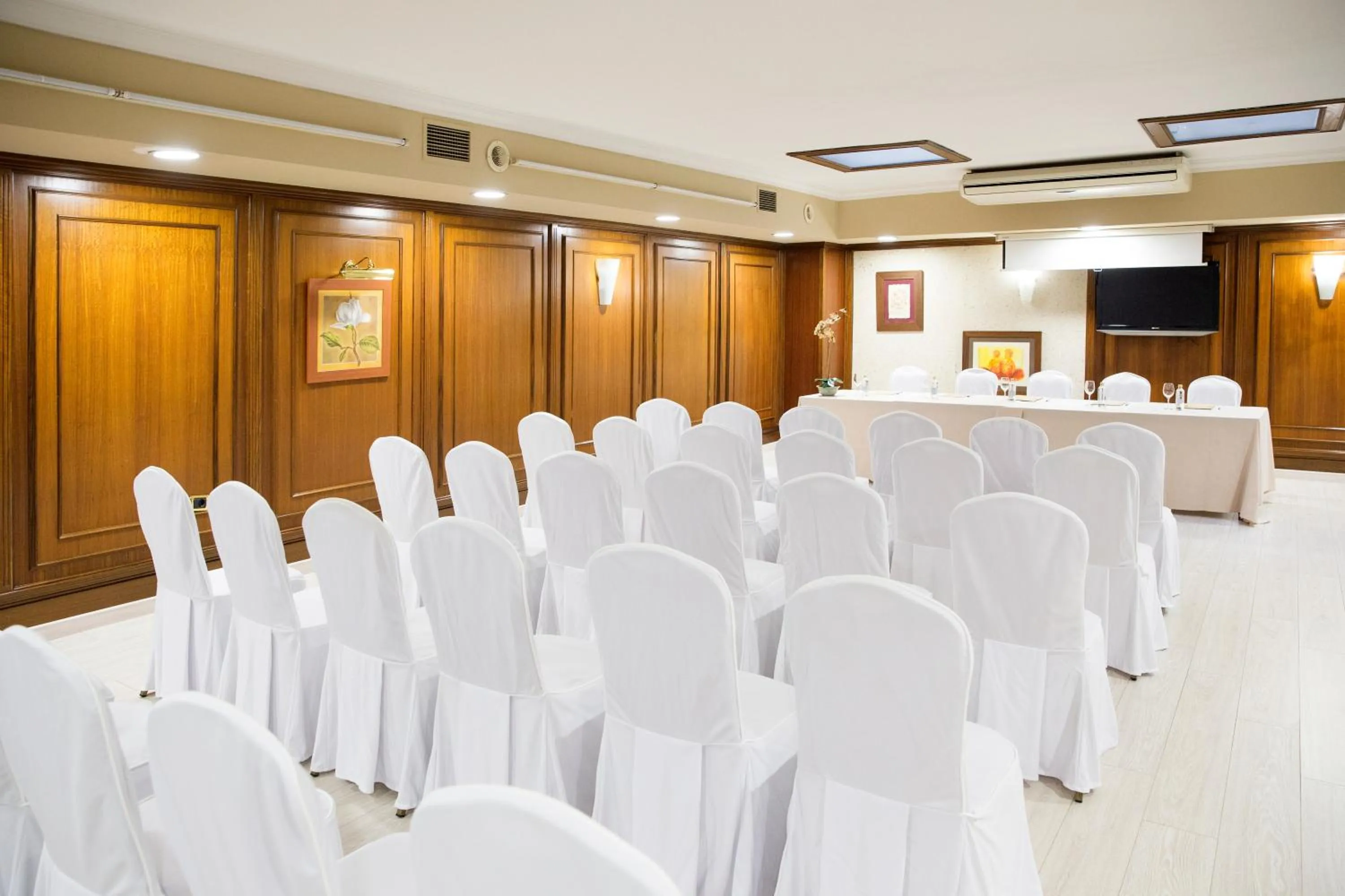 Communal lounge/ TV room in Oca Ipanema Hotel