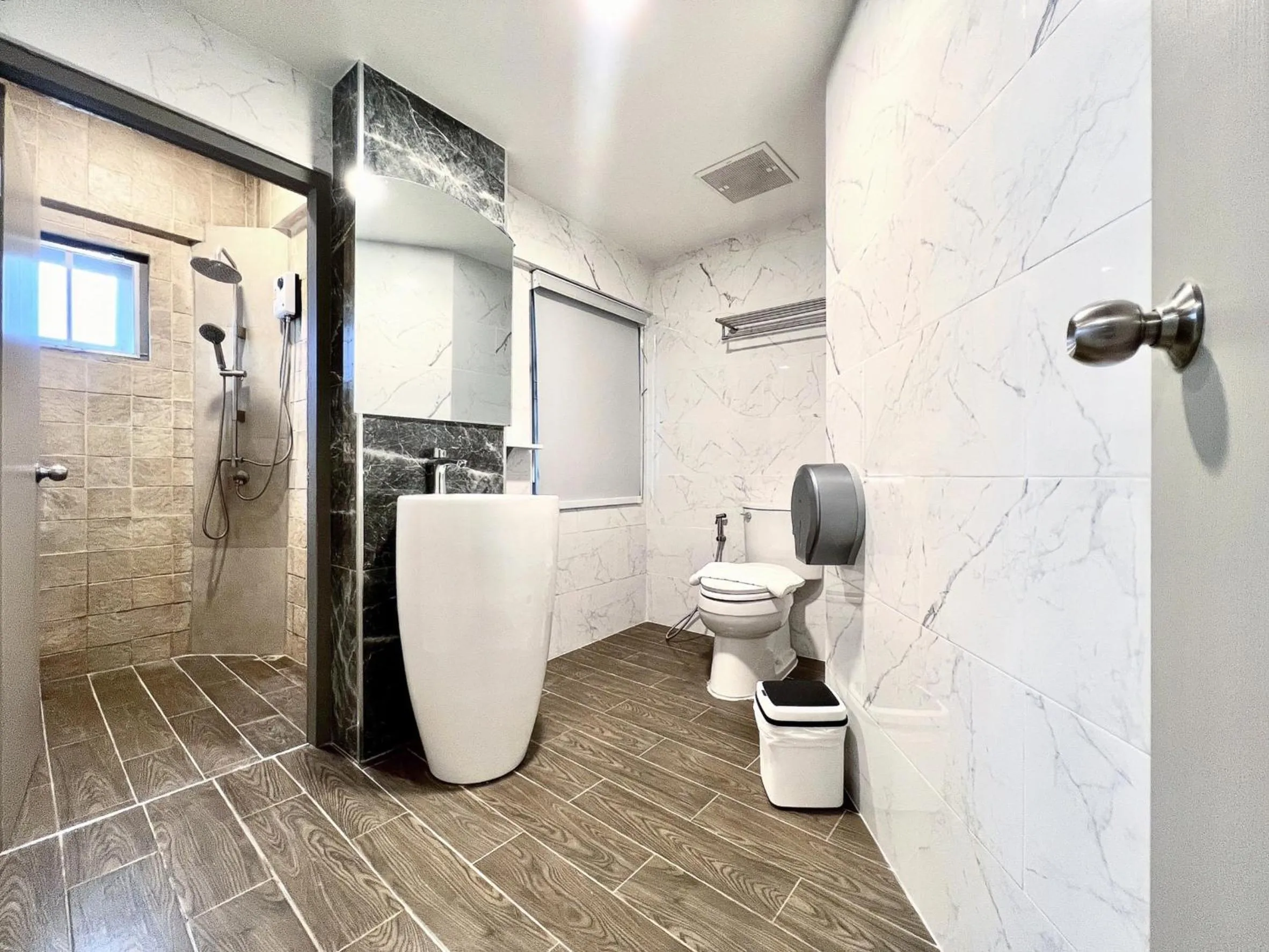 Shower in The Space Hotel Lampang