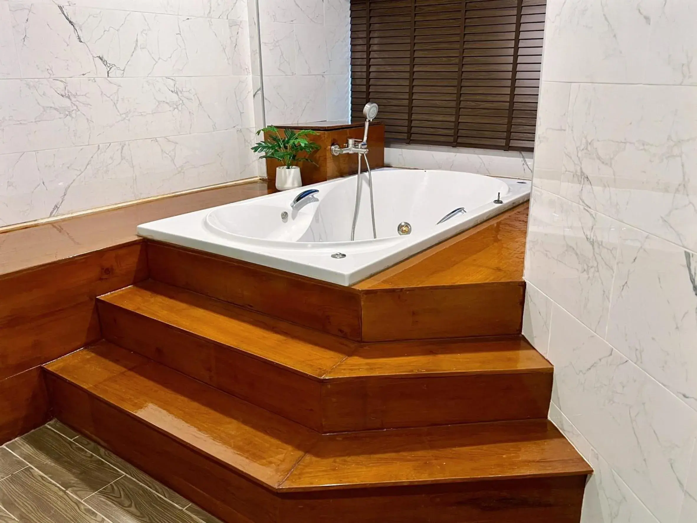 Family Room with Hot Tub (5 Adults) in The Space Hotel Lampang Family Room with Hot Tub (5 Adults) in The Space Hotel Lampang