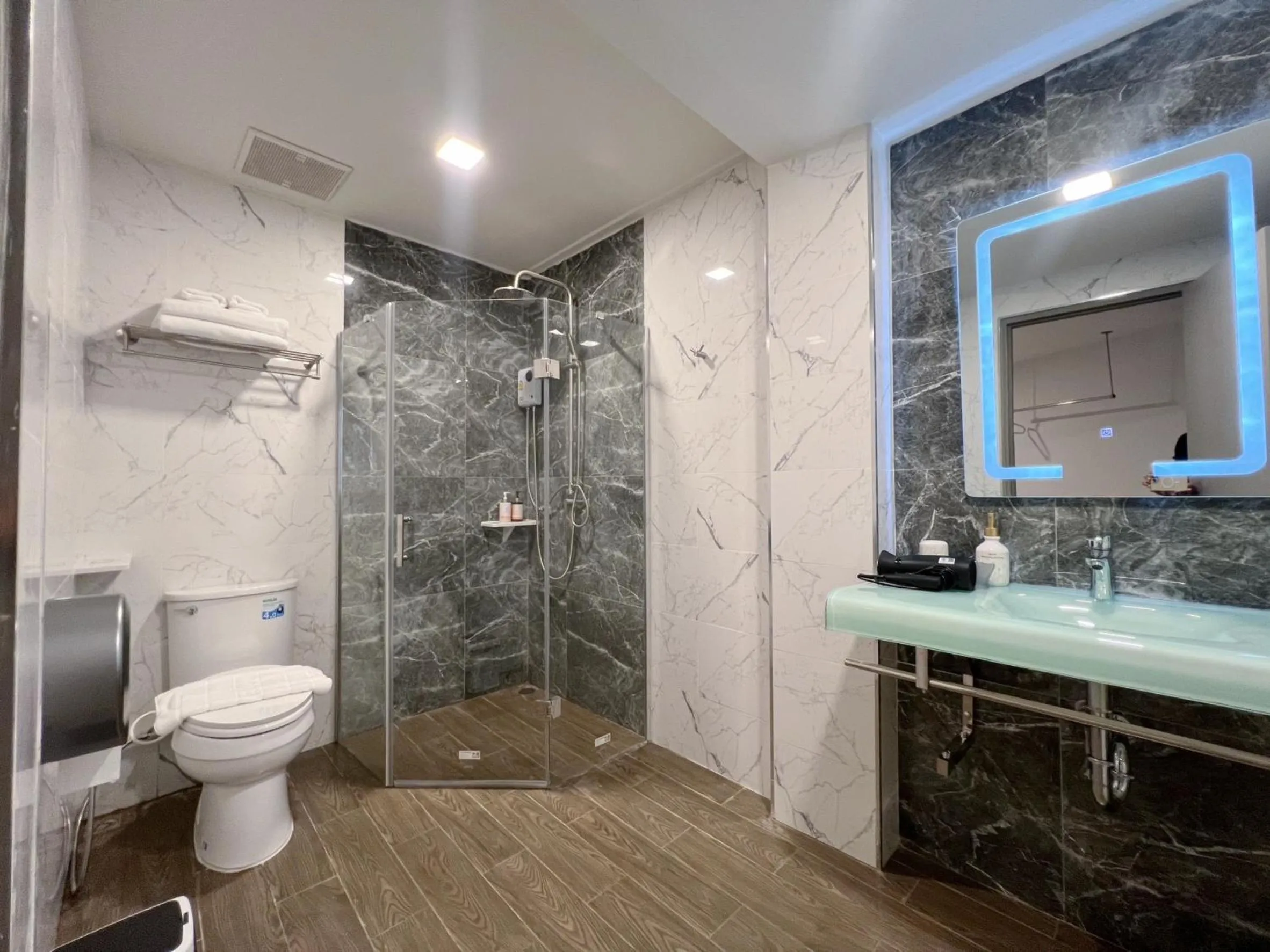 Shower in The Space Hotel Lampang