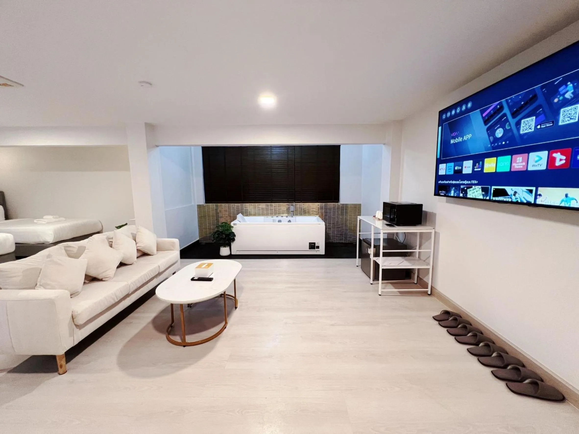 Communal lounge/ TV room in The Space Hotel Lampang