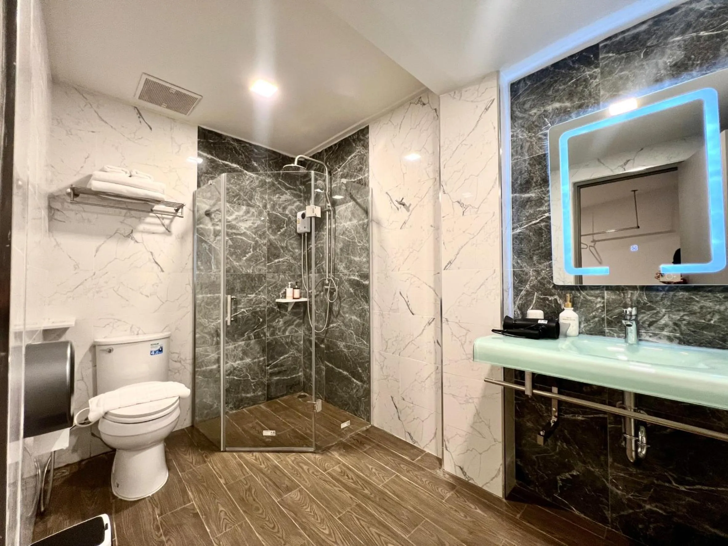 Shower in The Space Hotel Lampang