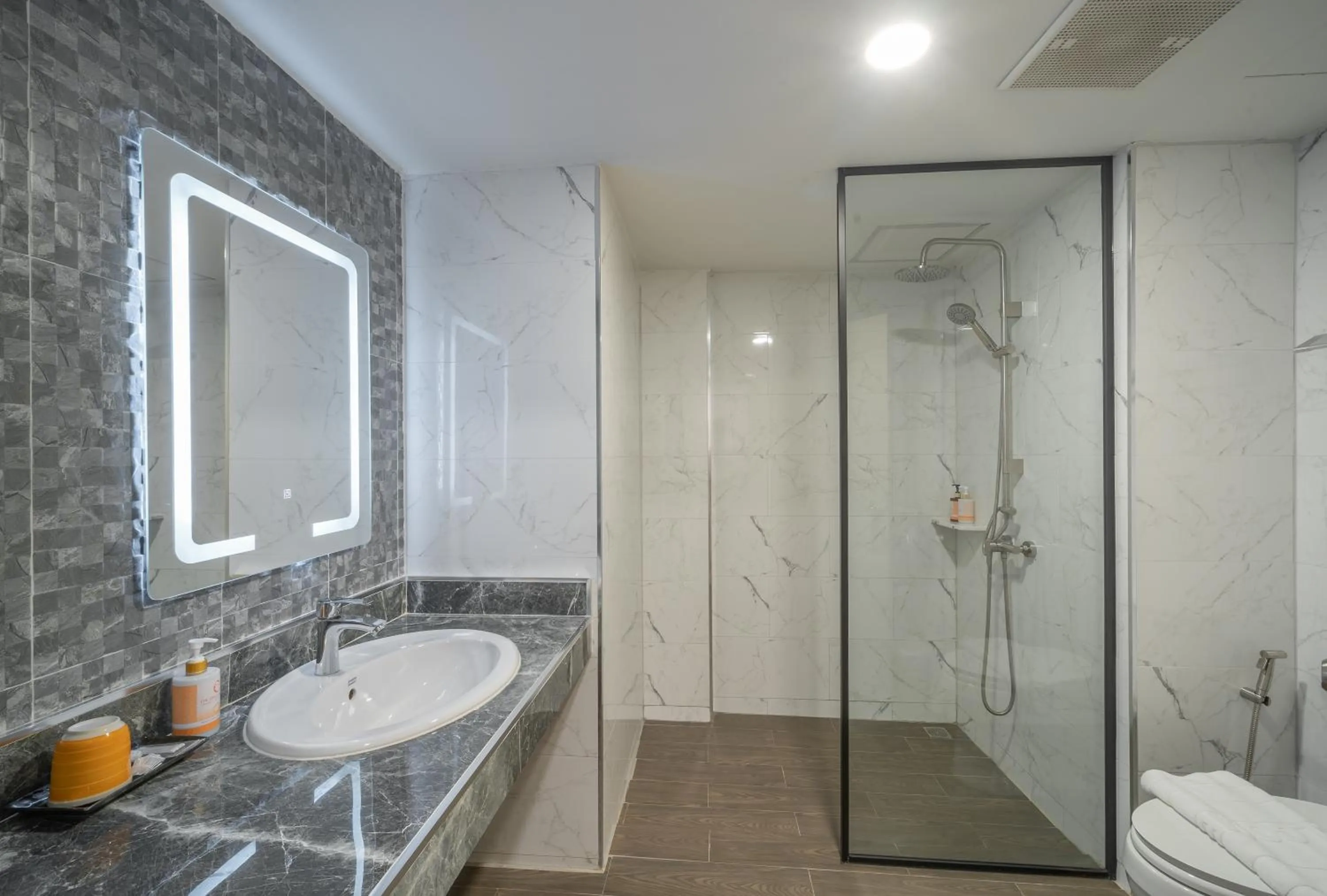 Shower in The Space Hotel Lampang