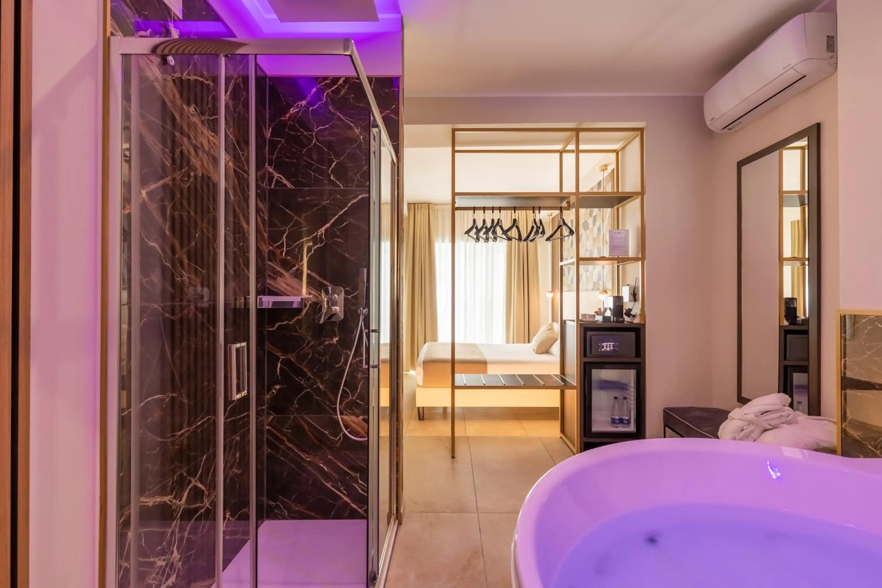 Shower, Bed in AlbaDea Suites&Jacuzzi