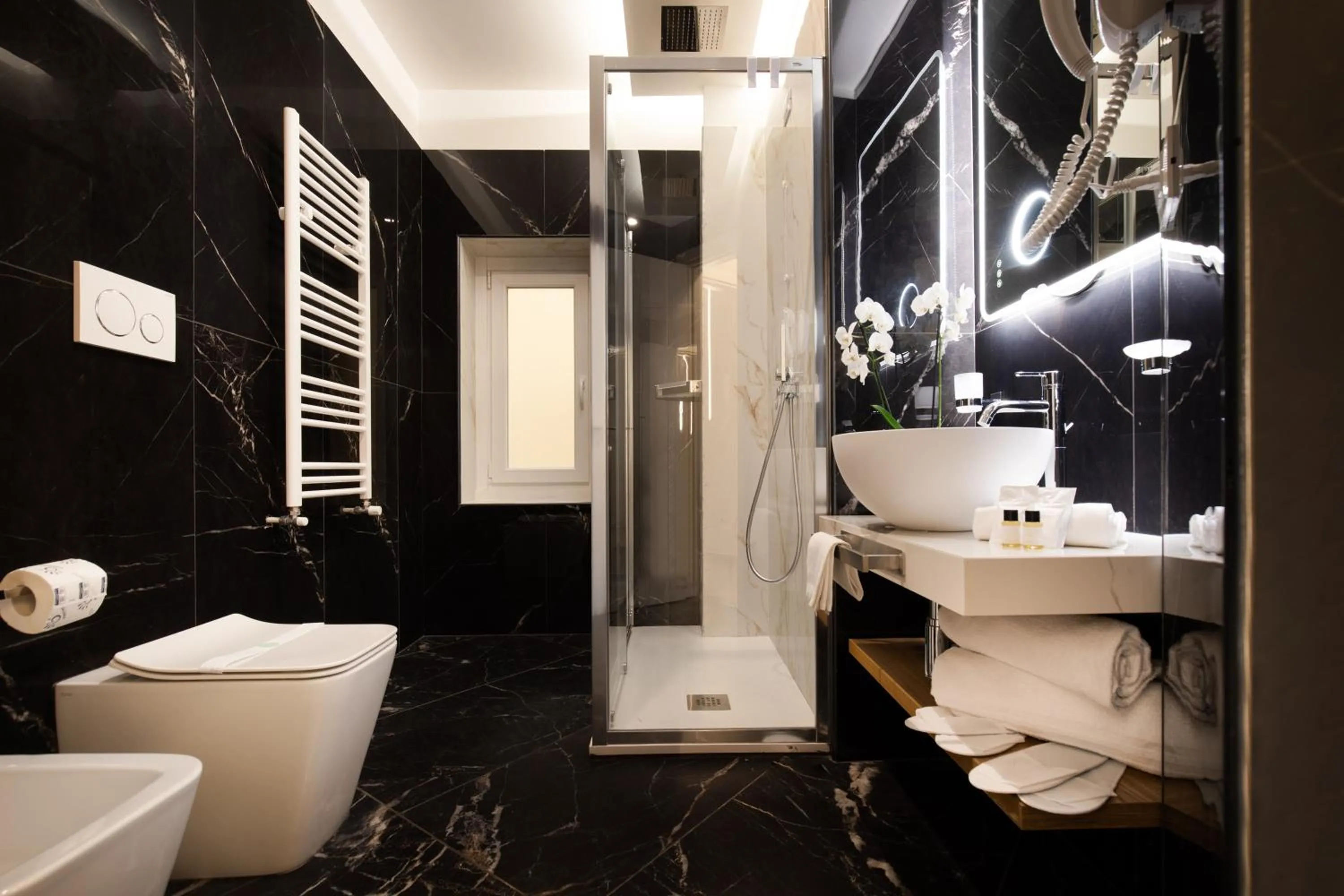 Shower in AlbaDea Suites&Jacuzzi