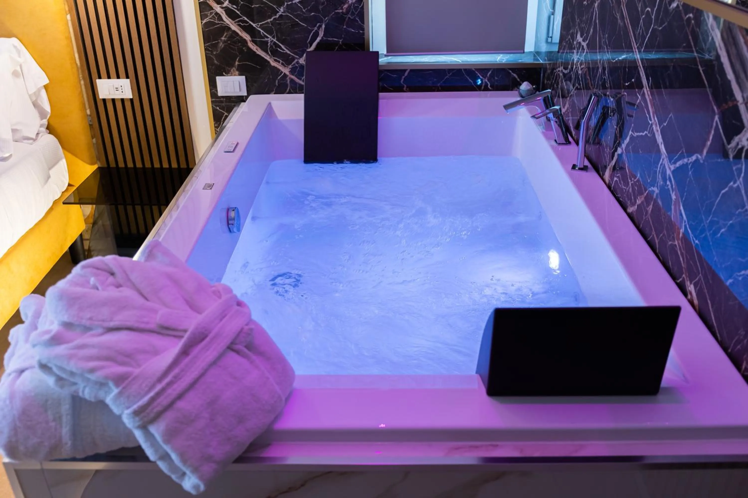 Hot Tub in AlbaDea Suites&Jacuzzi