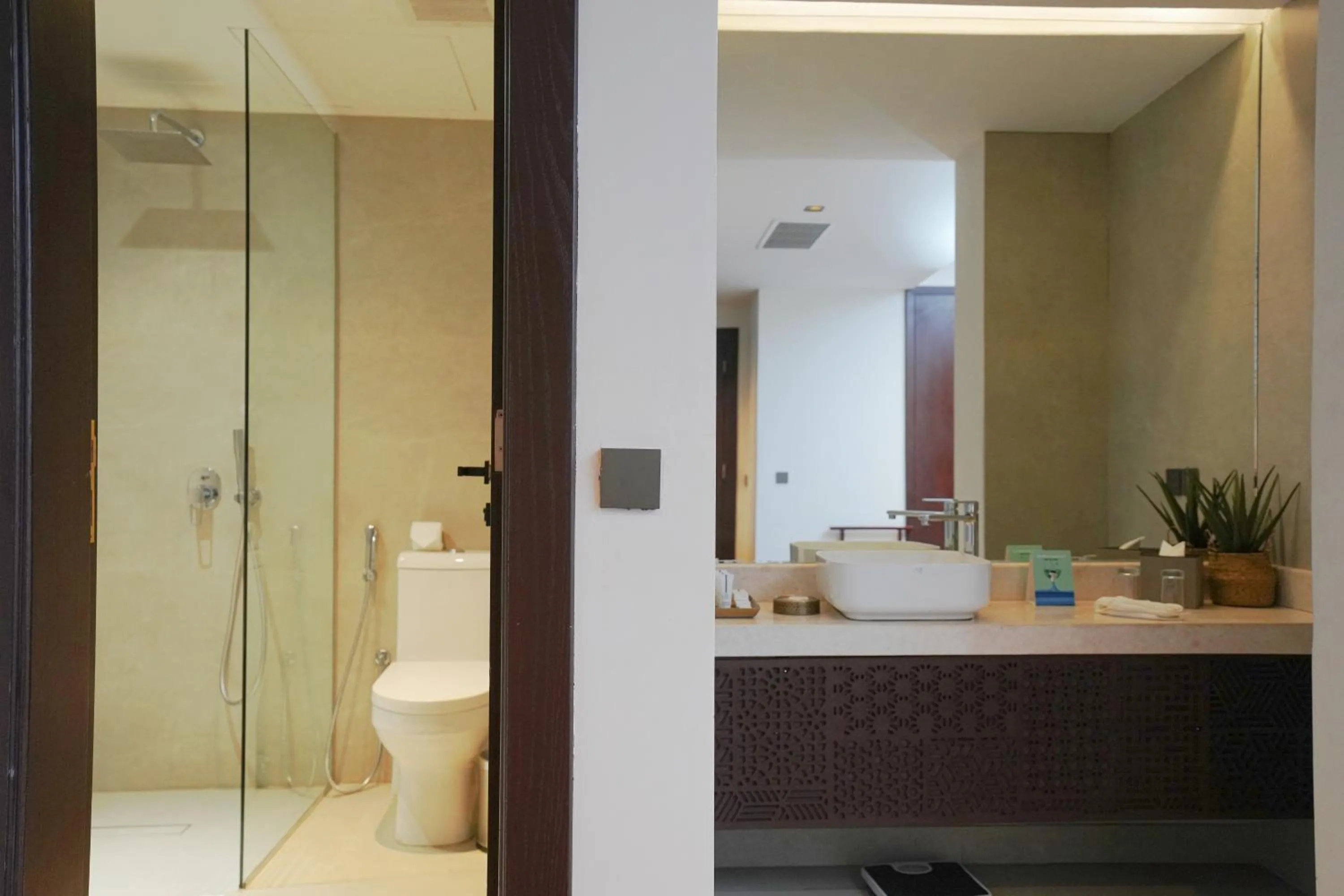 Shower in Tajreed Suites