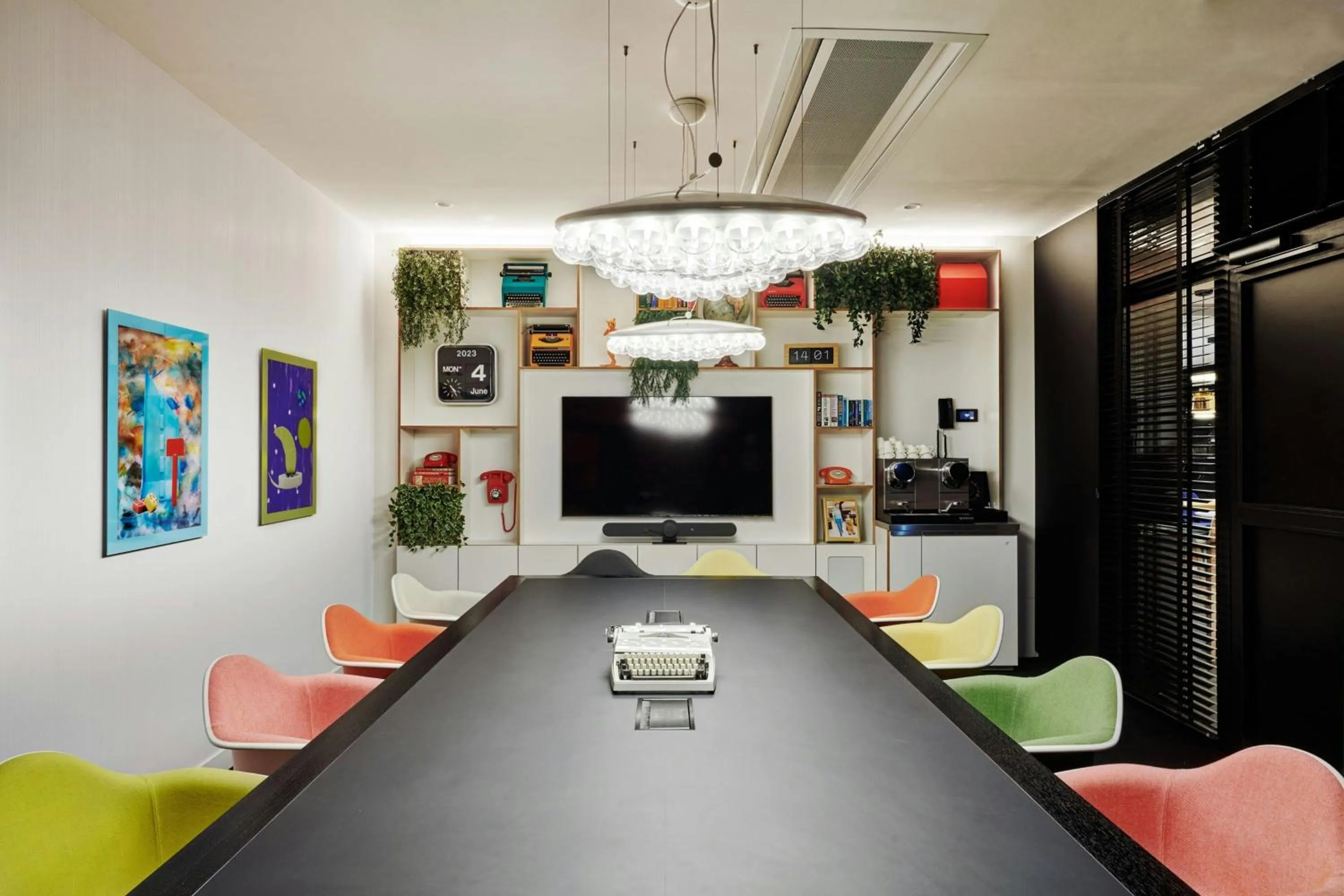Meeting/conference room in citizenM Paris Opera