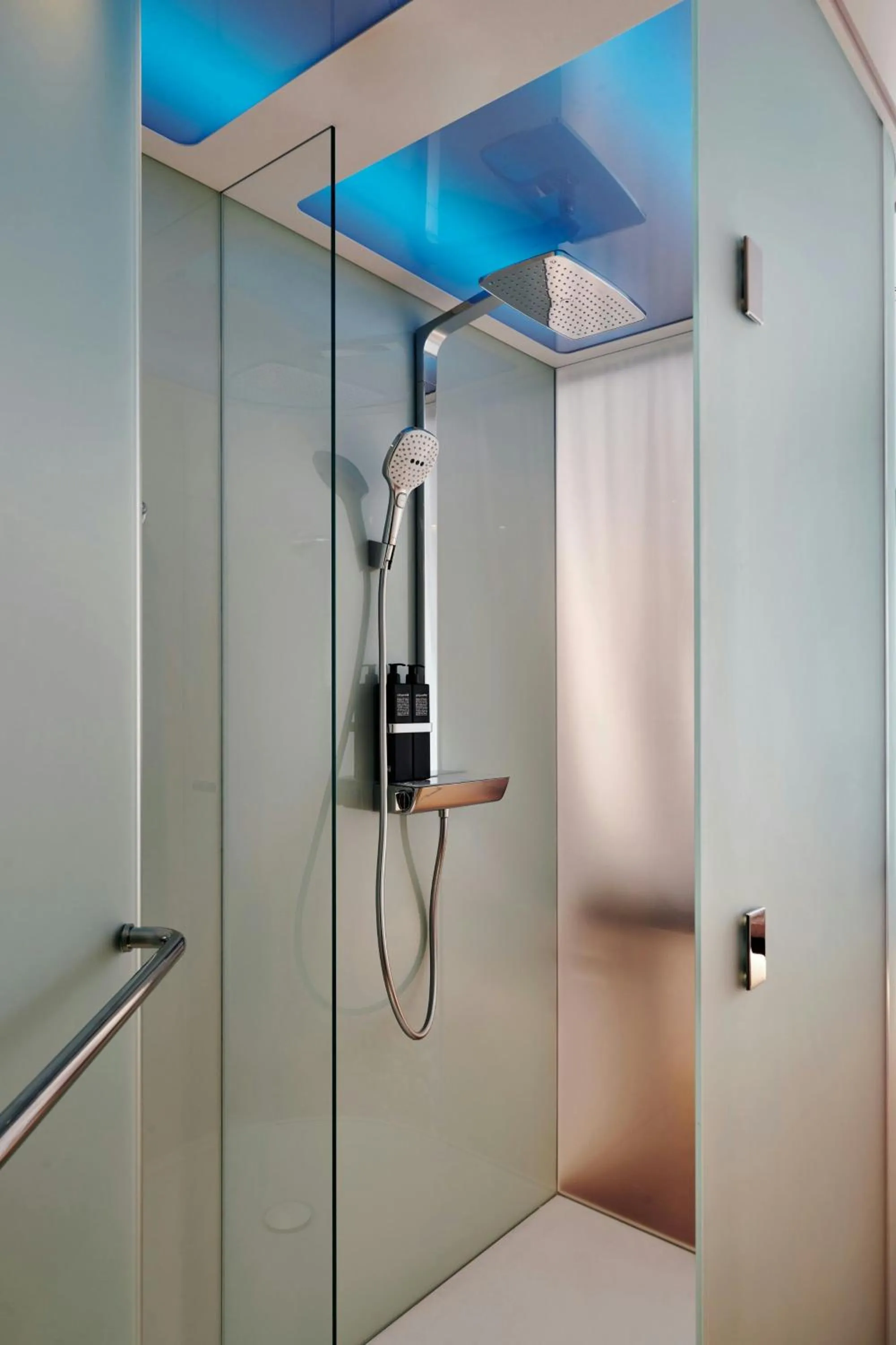 Bedroom in citizenM Paris Opera