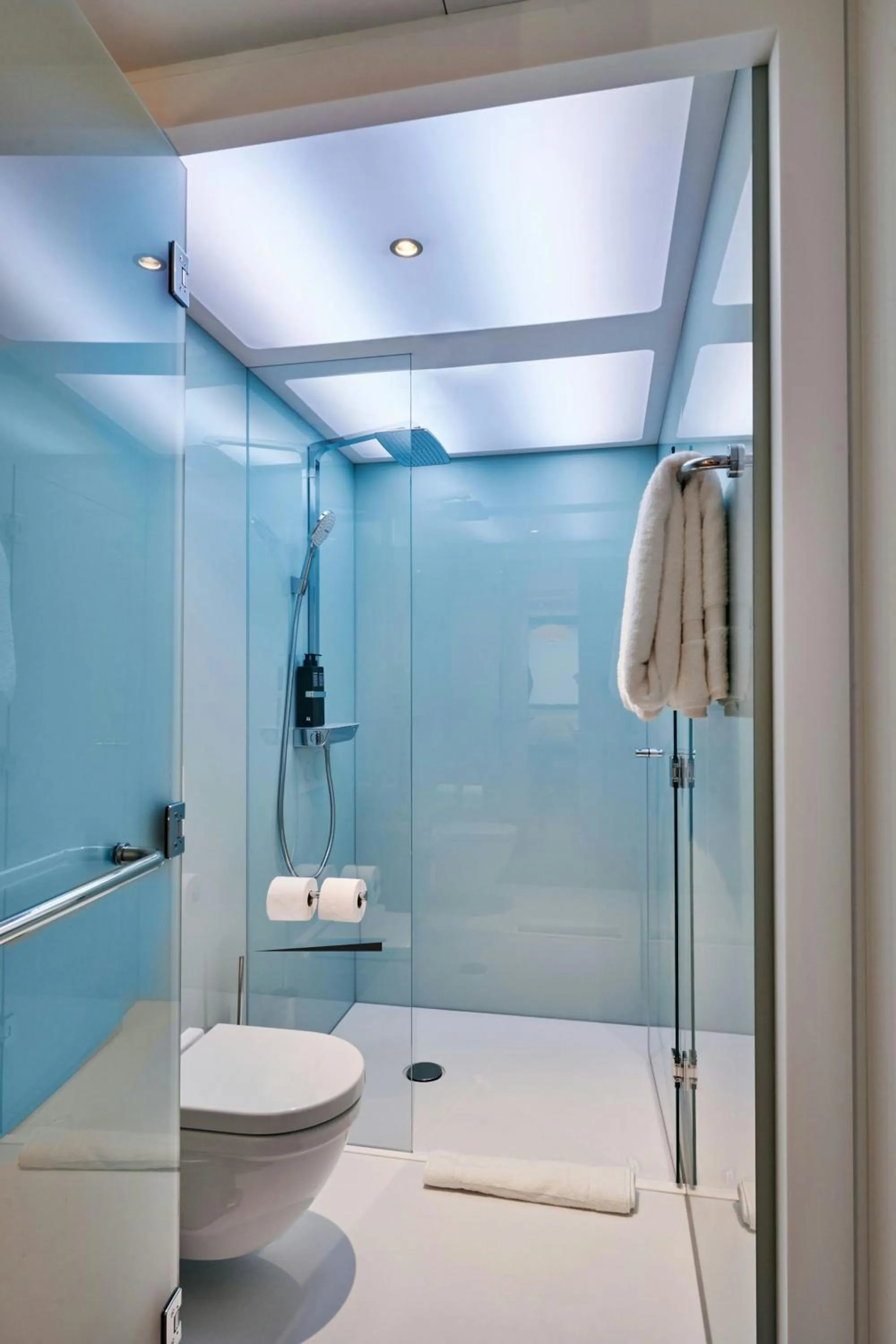 Bathroom in citizenM Paris Opera