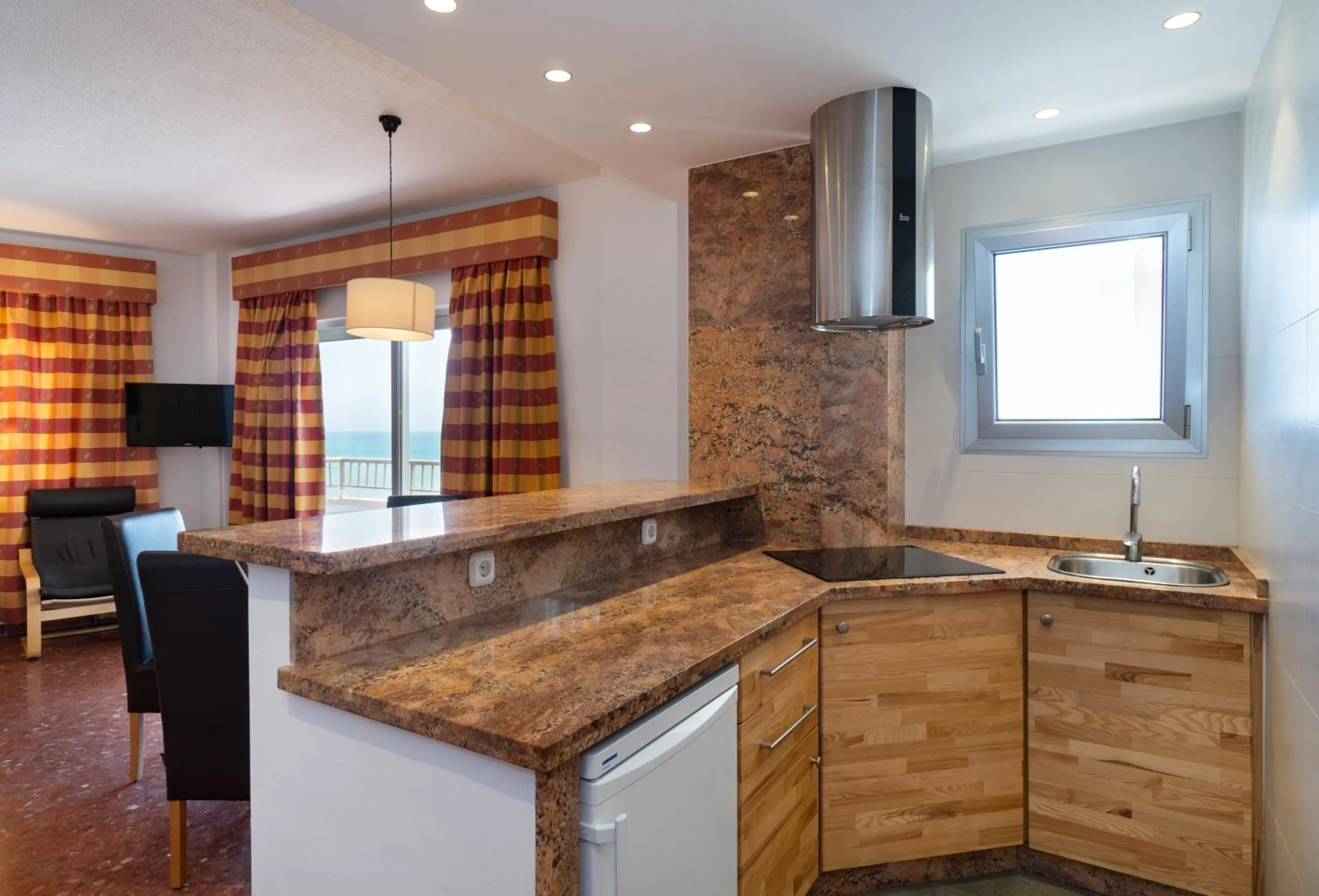 Kitchen or kitchenette in Hotel Apartamentos Bajondillo