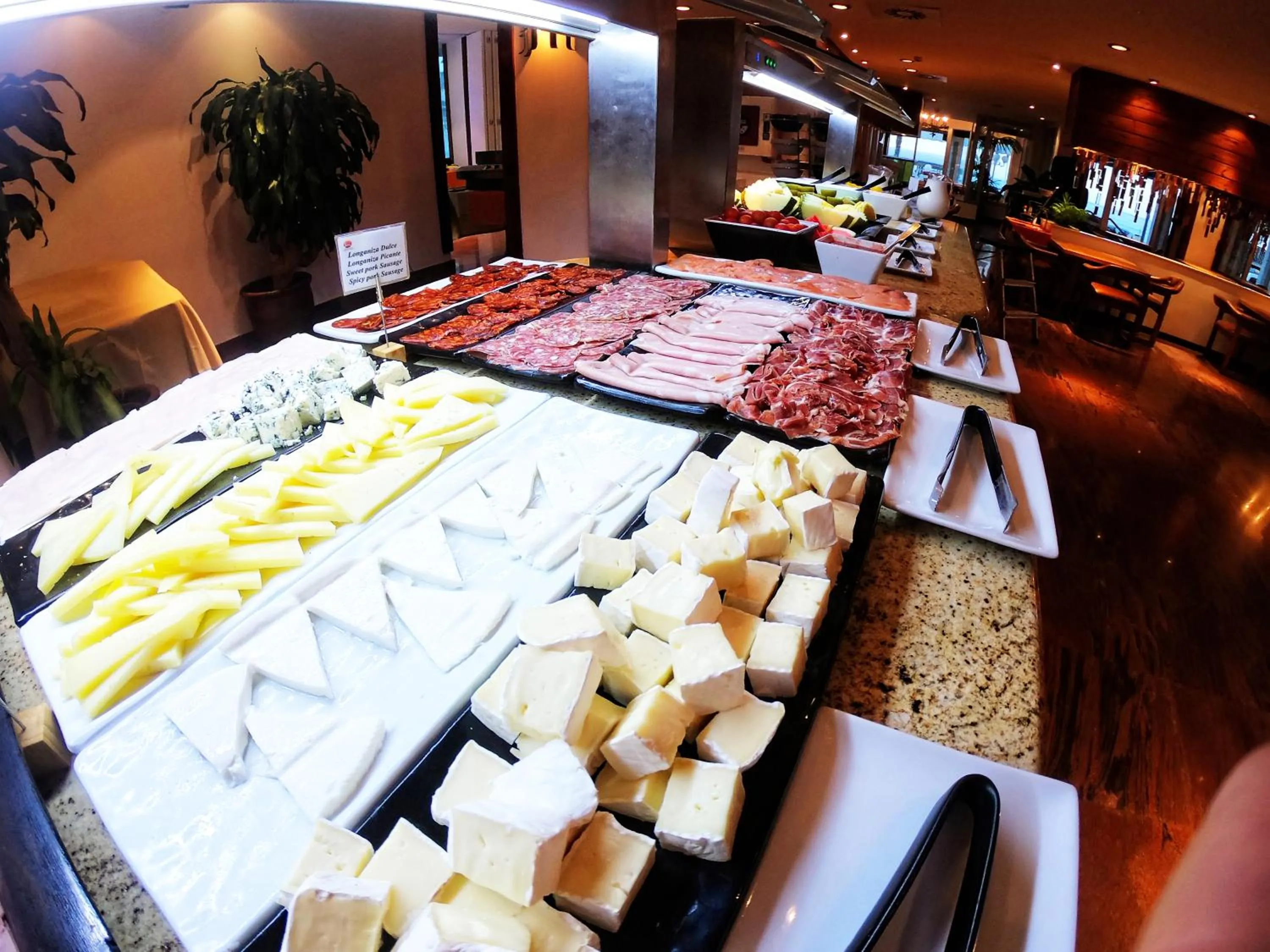 Buffet breakfast in Hotel Apartamentos Bajondillo