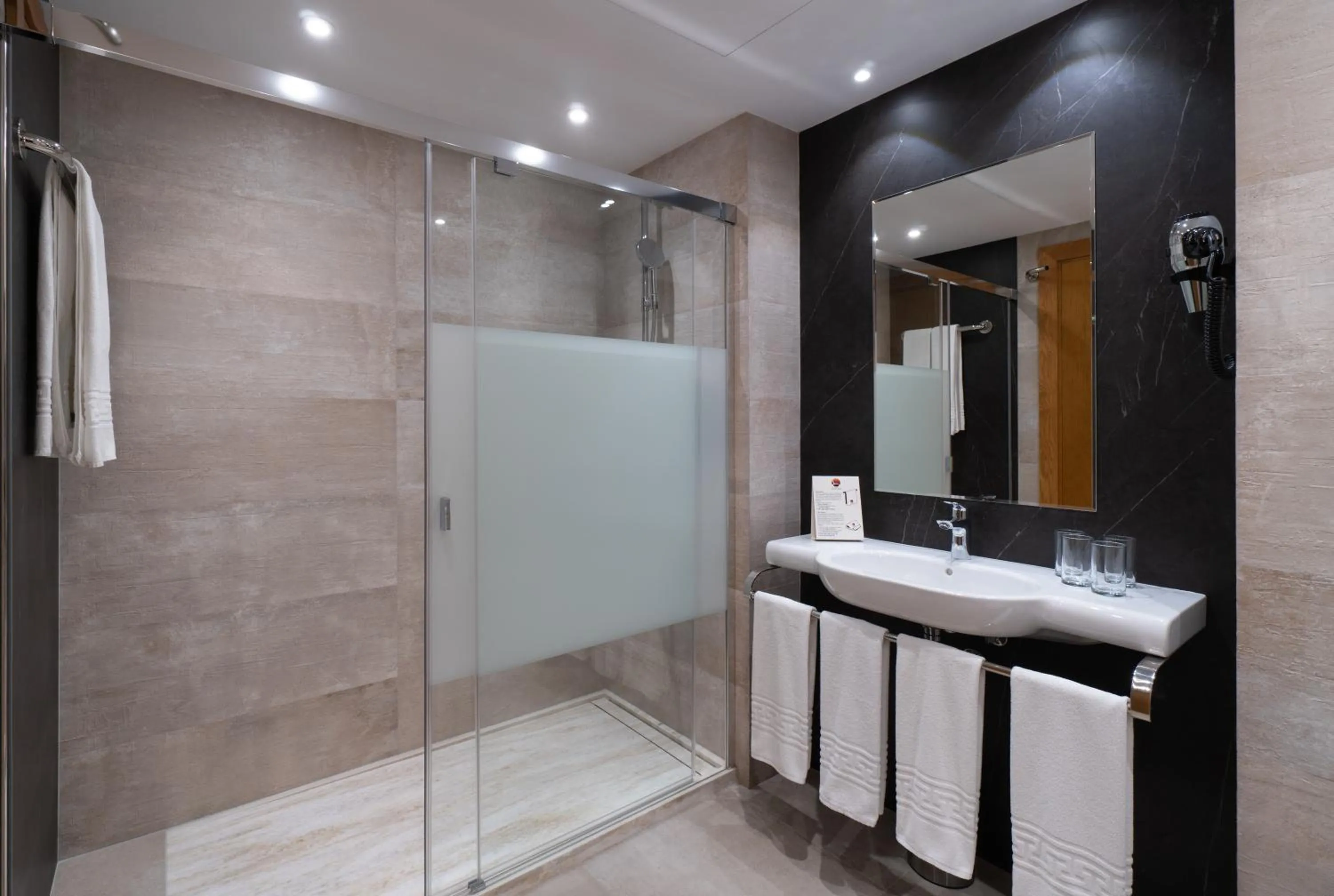 Shower in Hotel Apartamentos Bajondillo