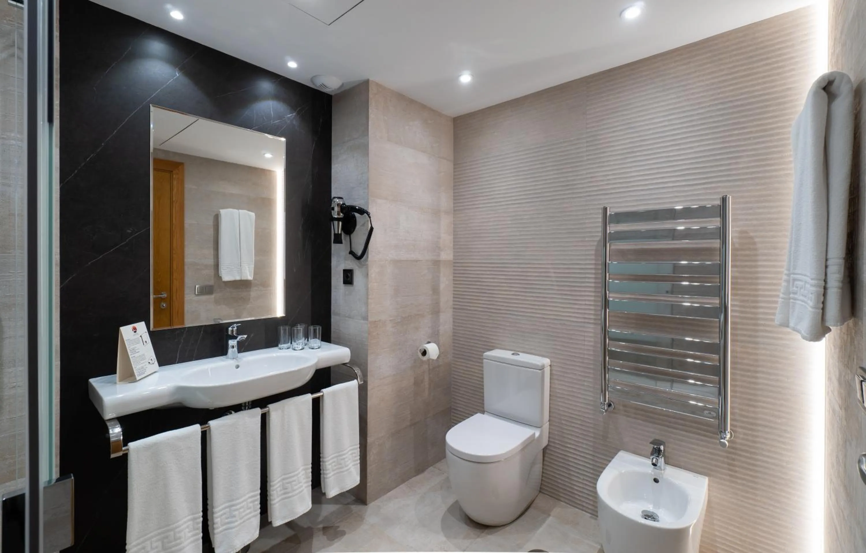 Shower in Hotel Apartamentos Bajondillo