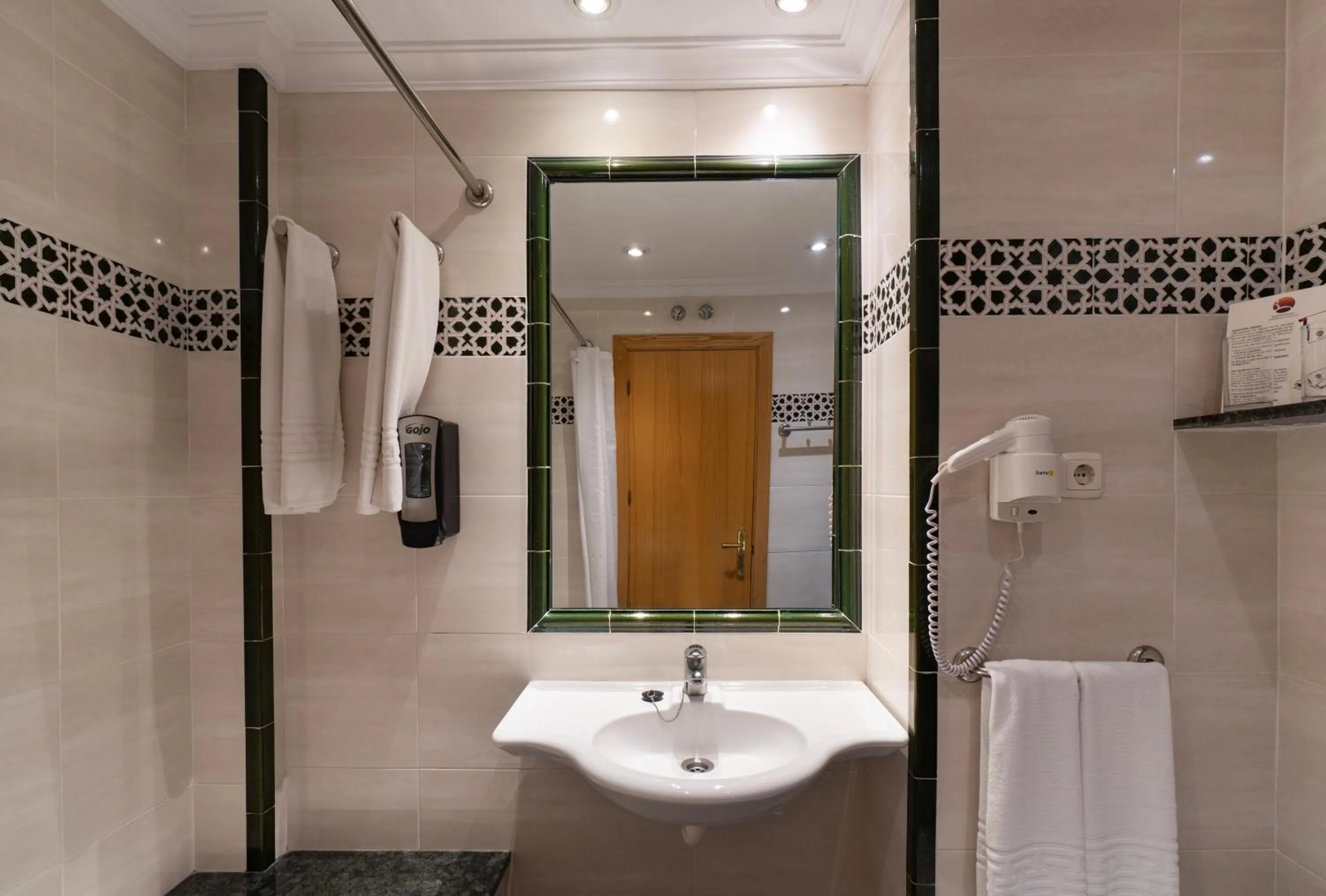 Bathroom in Hotel Apartamentos Bajondillo