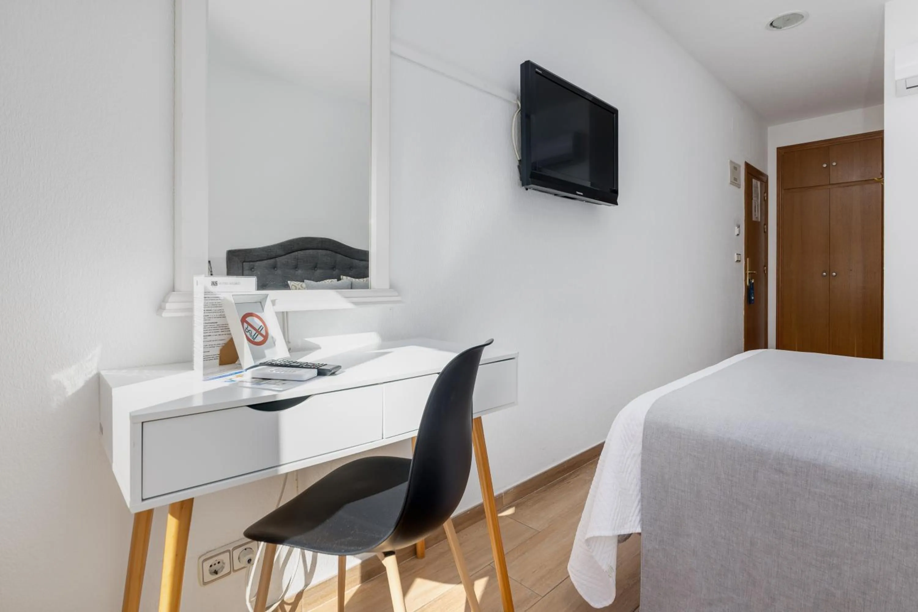 Bedroom, Bed in Hotel Madrid