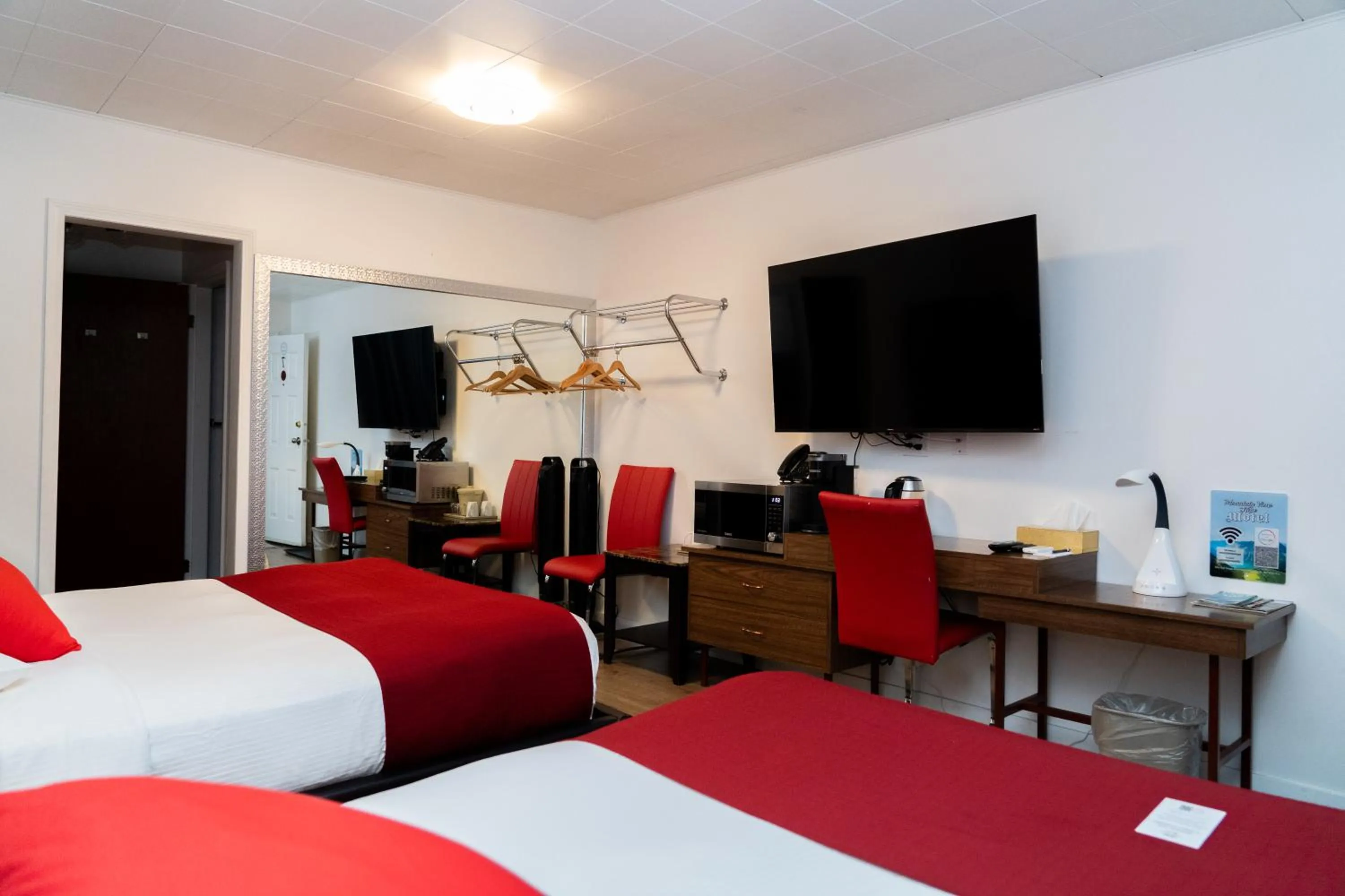 TV and multimedia, Bed in Mountain View Hope Motel