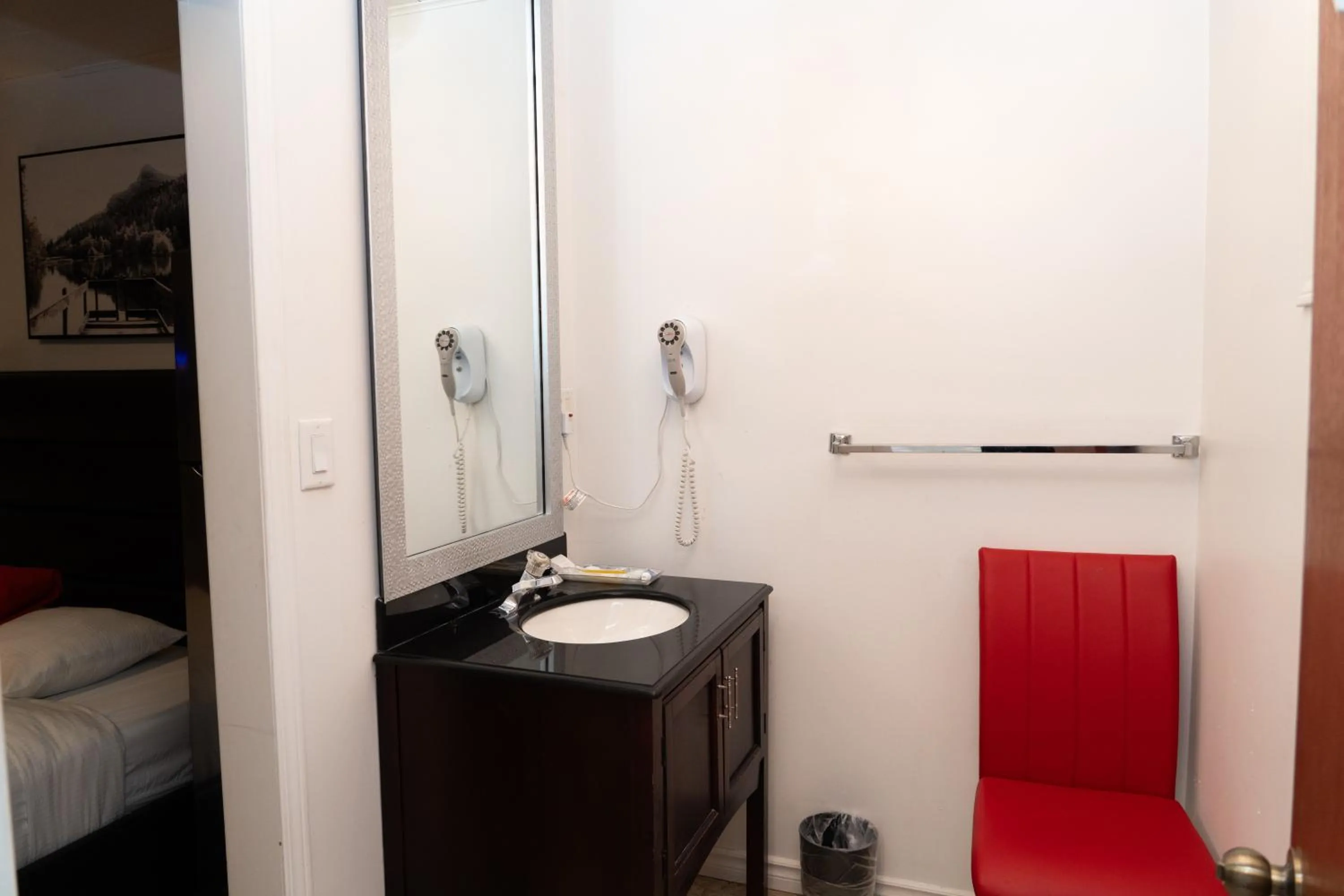 Bathroom in Mountain View Hope Motel