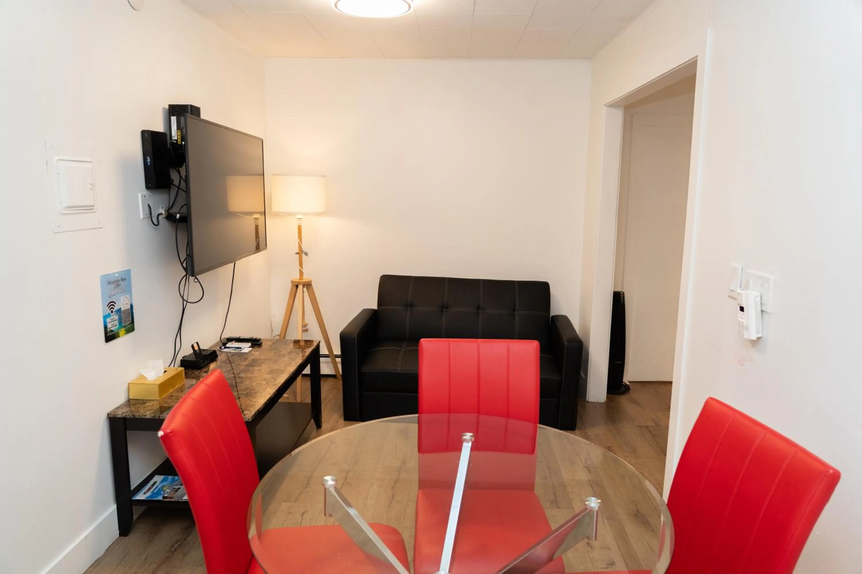 Seating area in Mountain View Hope Motel