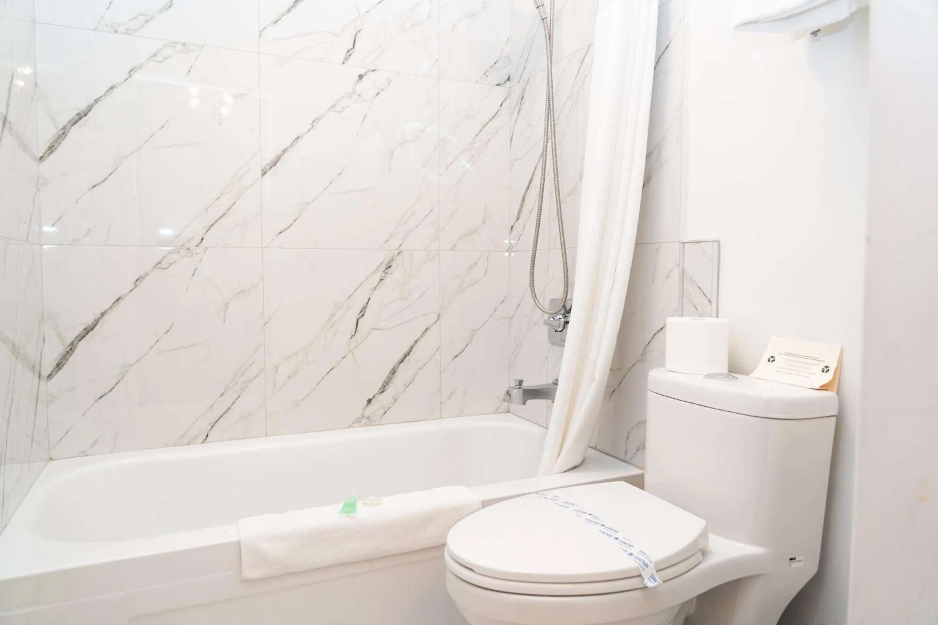 Bathroom in Mountain View Hope Motel