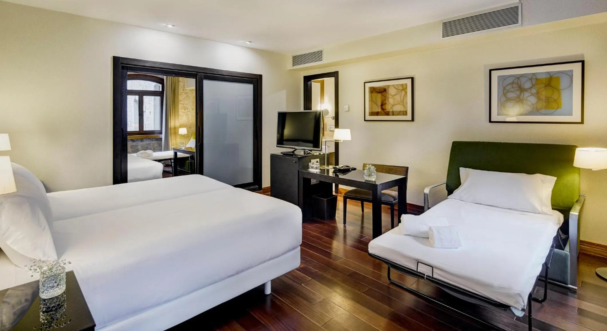 Photo of the whole room, Bed in Sercotel Puerta de la Catedral