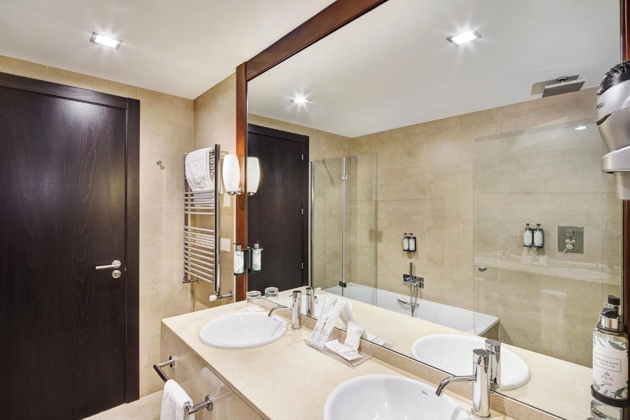 Photo of the whole room in Sercotel Puerta de la Catedral