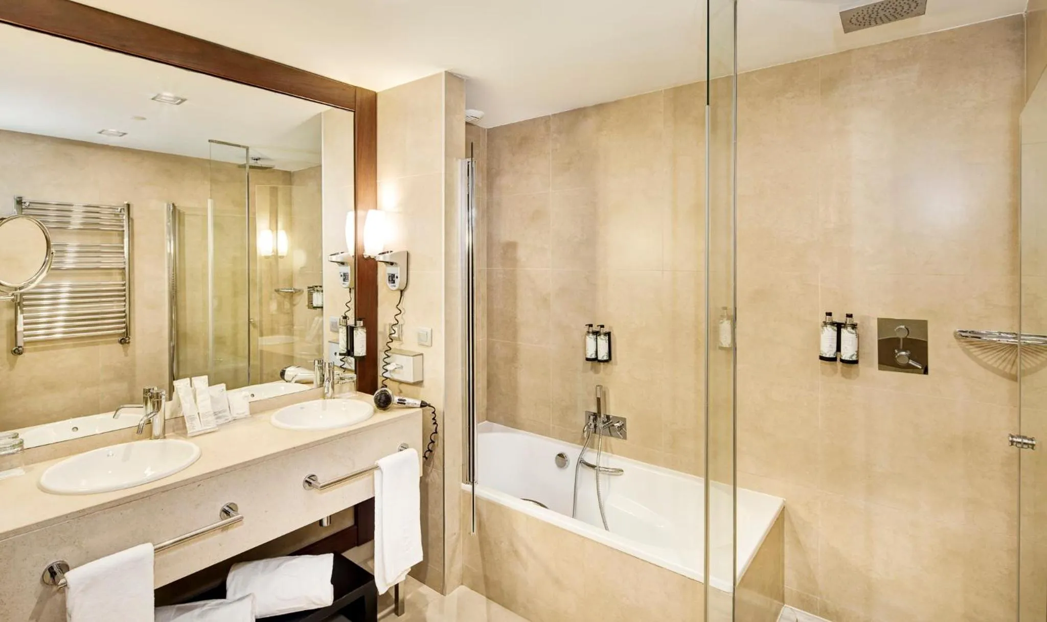 Photo of the whole room in Sercotel Puerta de la Catedral