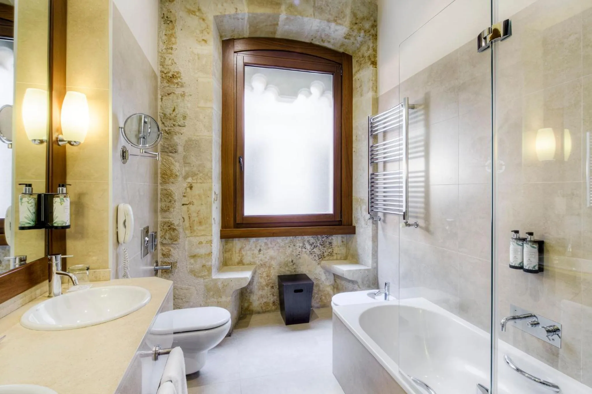 Photo of the whole room in Sercotel Puerta de la Catedral