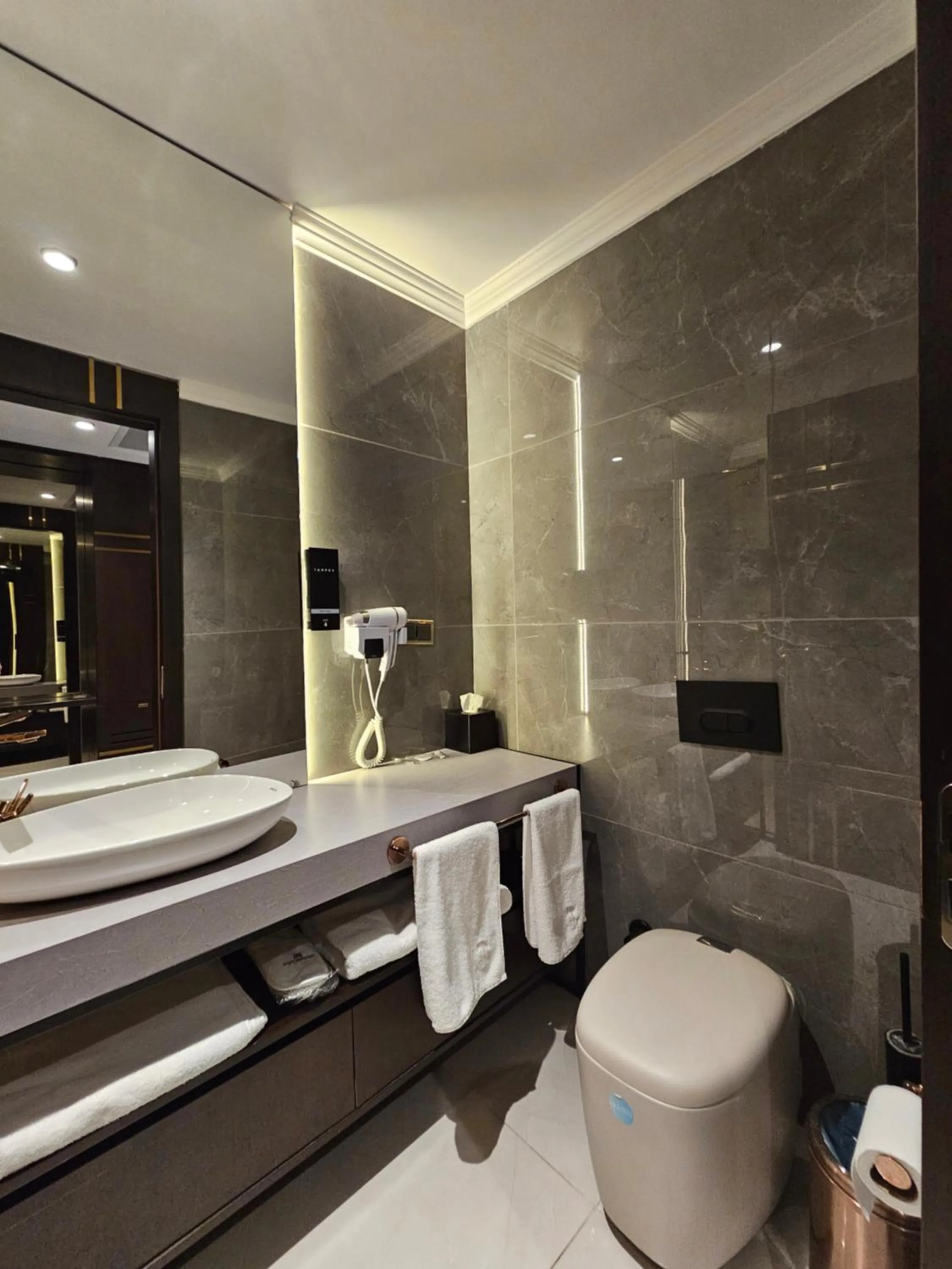Bathroom in Asur Imperıal Hotel