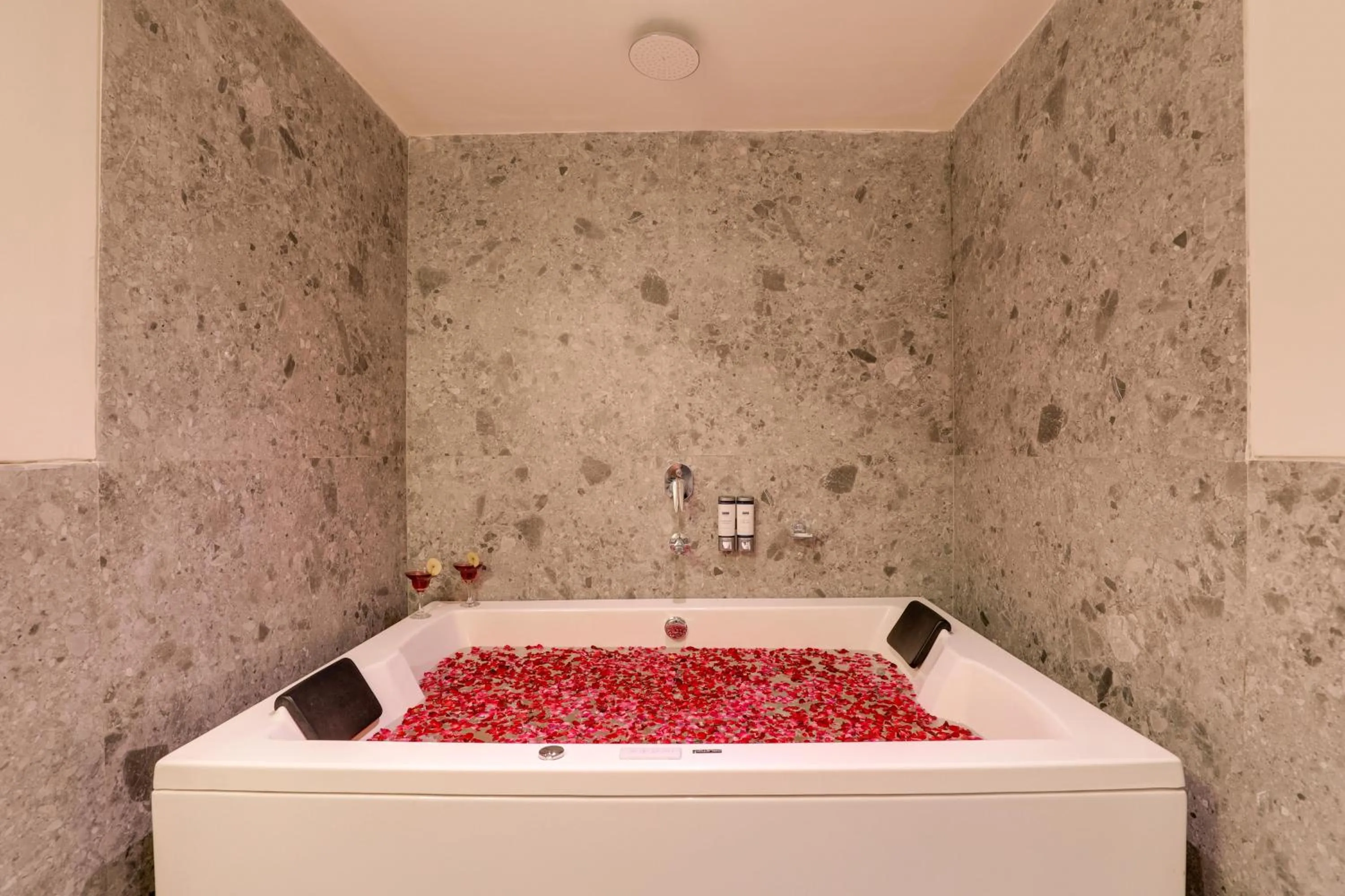 Bath in Keys Lite by Lemon Tree Hotels, Vadodara