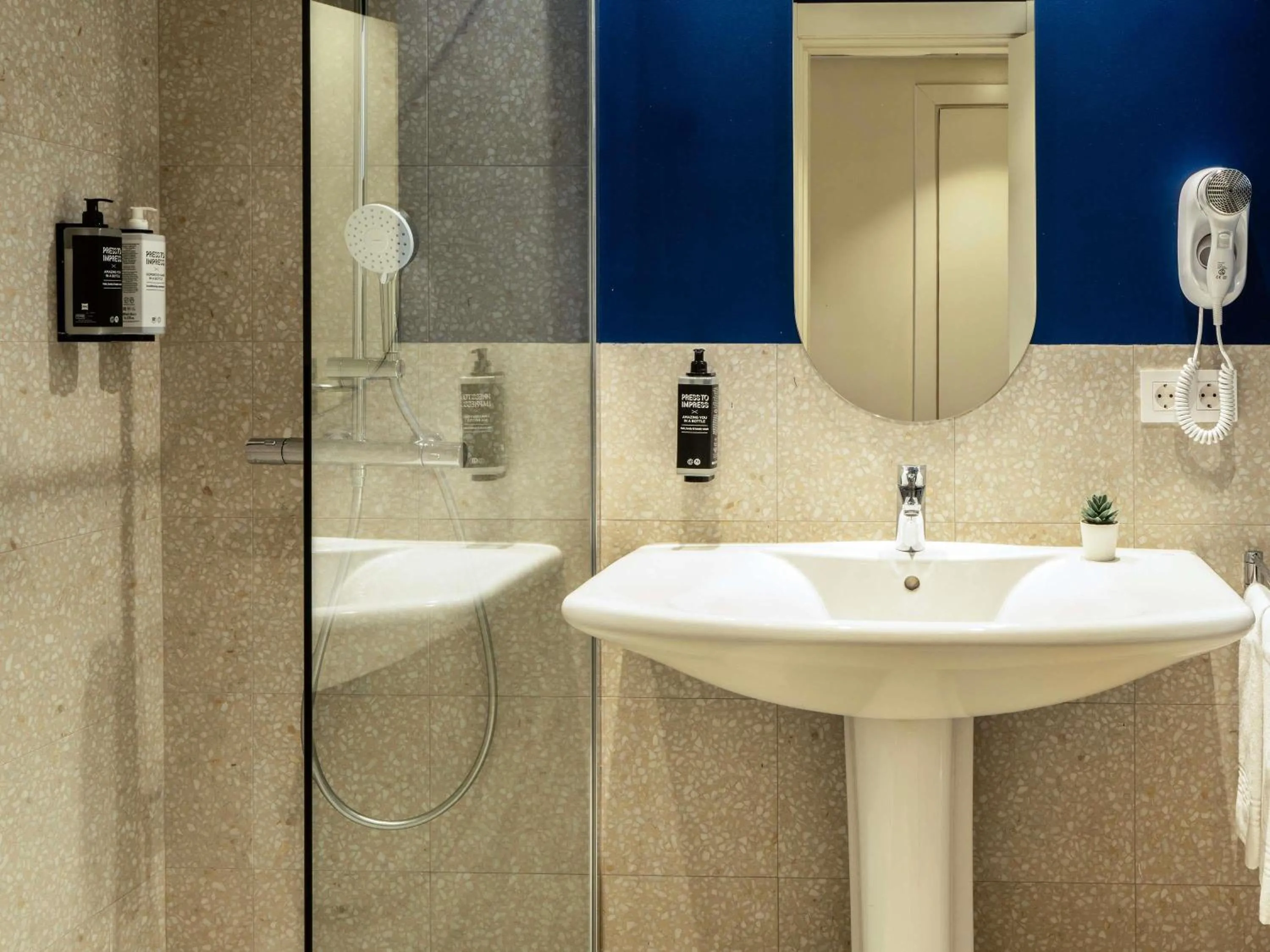 Bedroom in Ibis Styles Zaragoza Centro