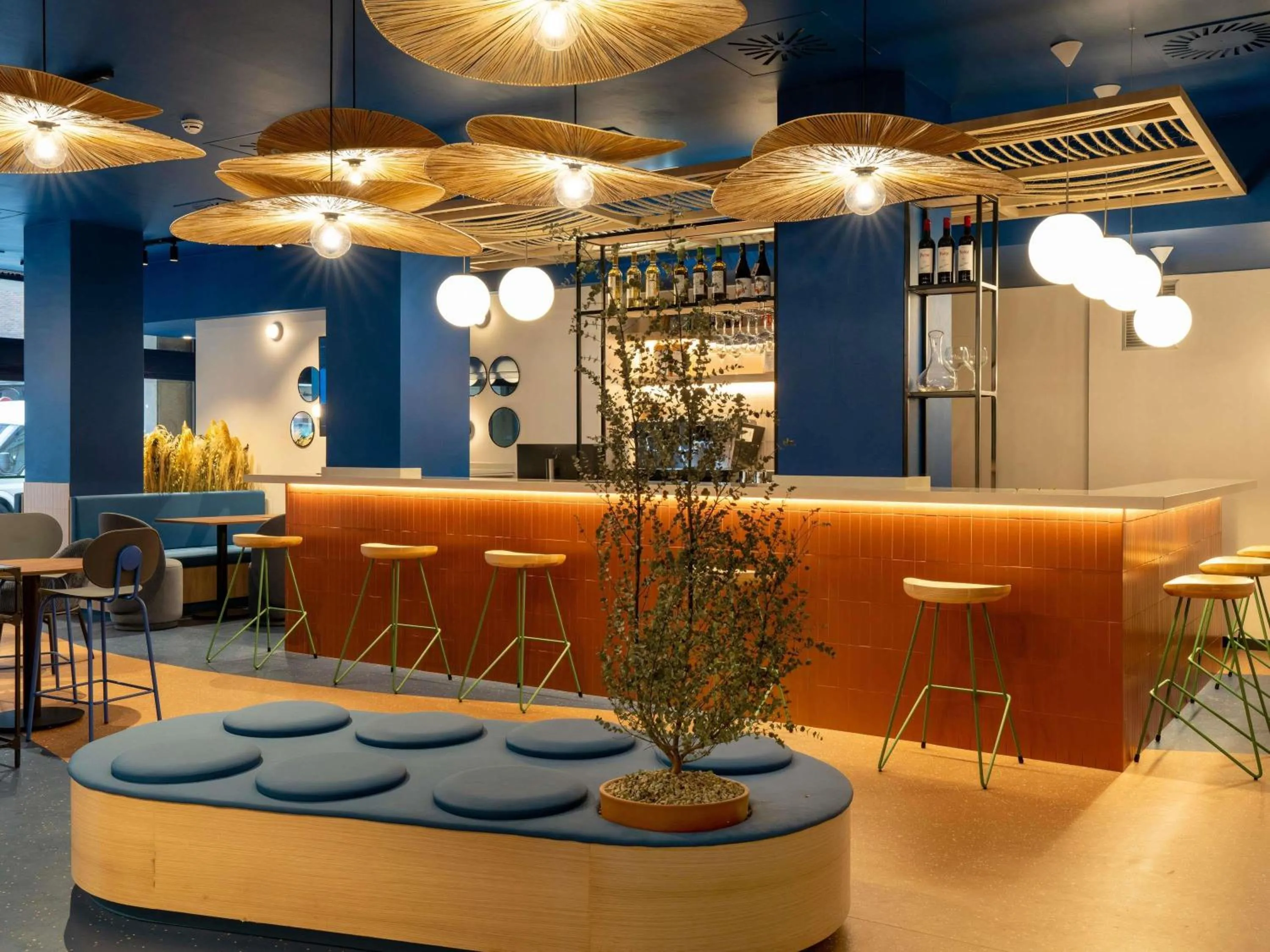 Lounge or bar in Ibis Styles Zaragoza Centro