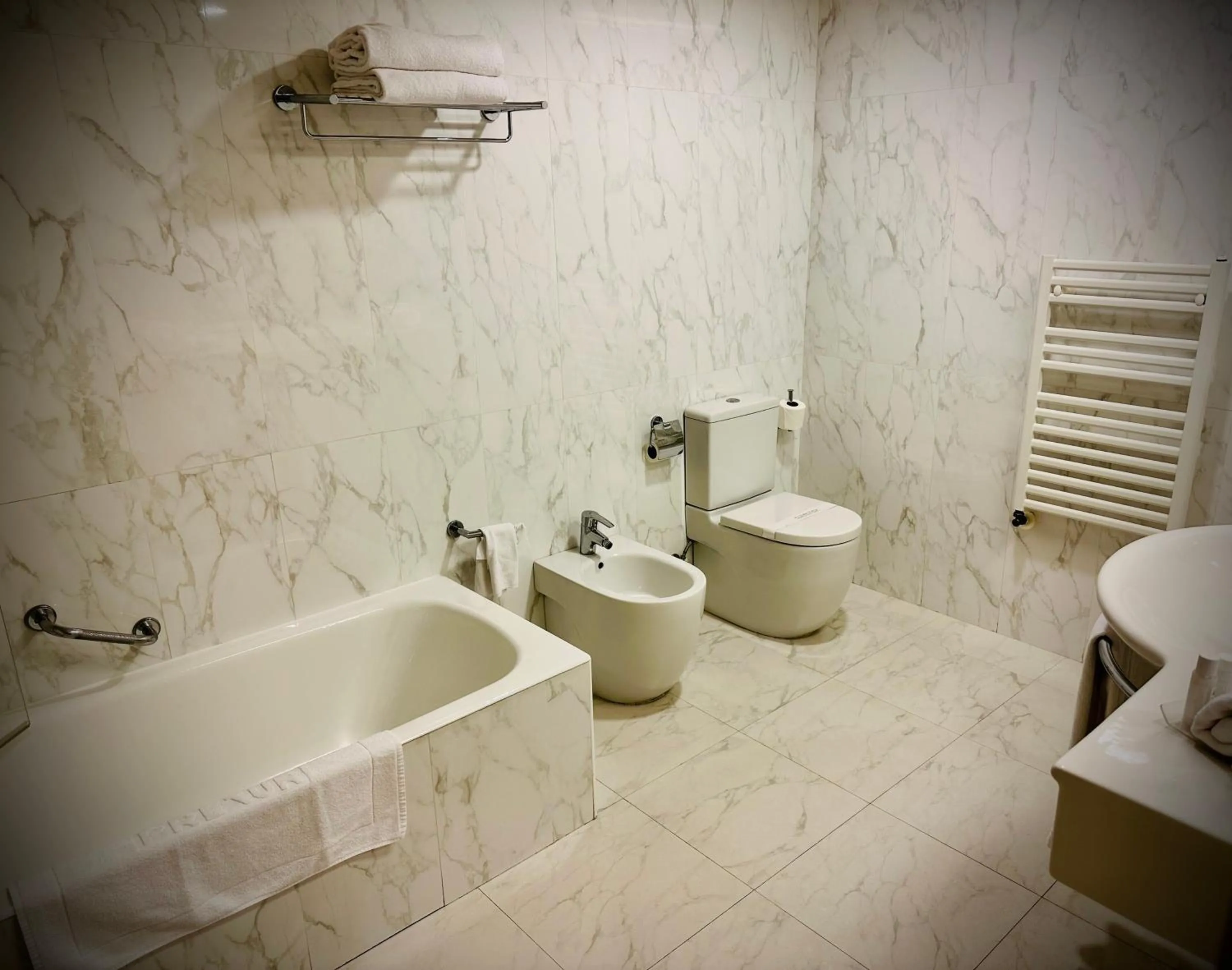 Bathroom in Hotel Carlton Rioja