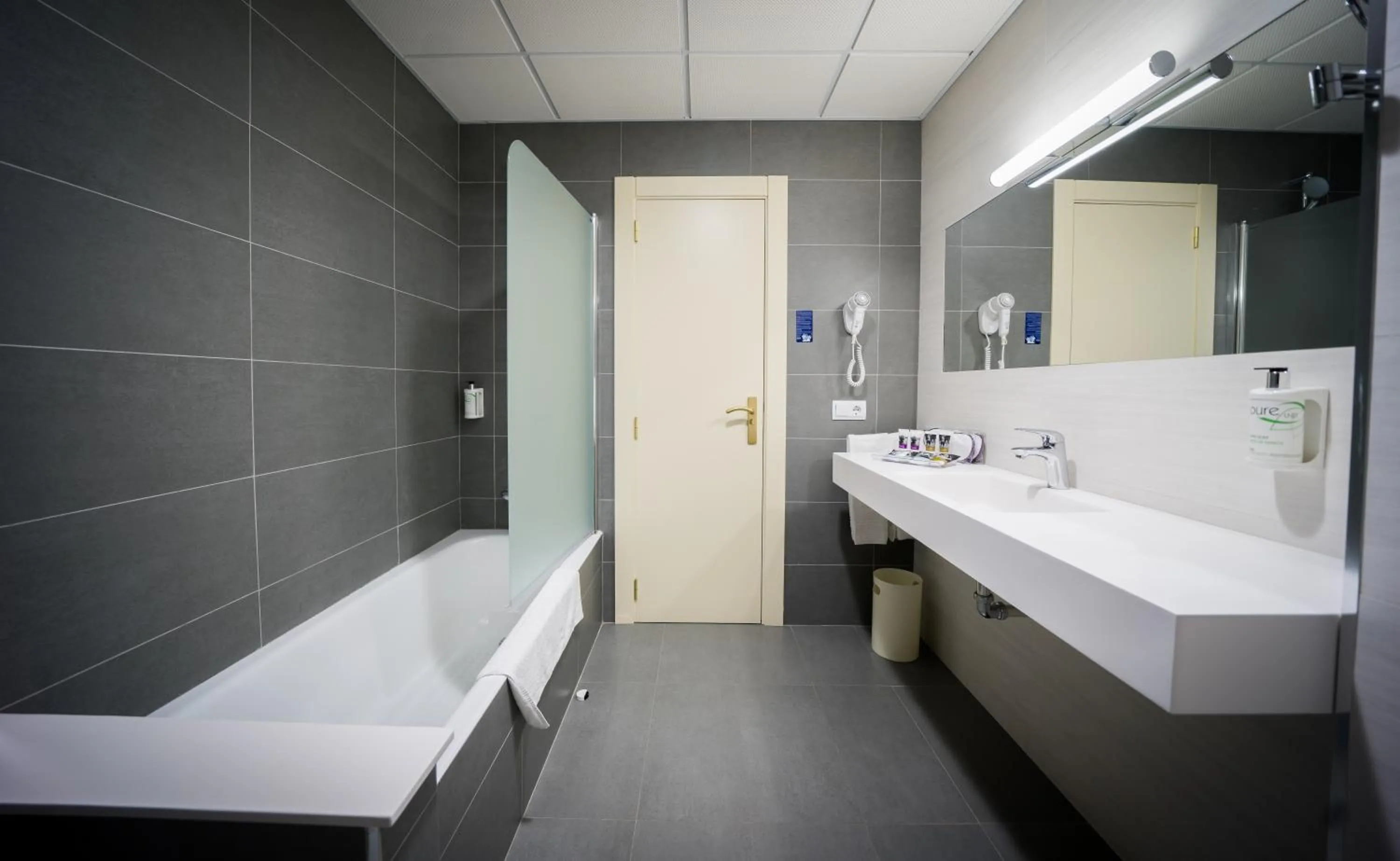 Bathroom in Hotel Carlton Rioja