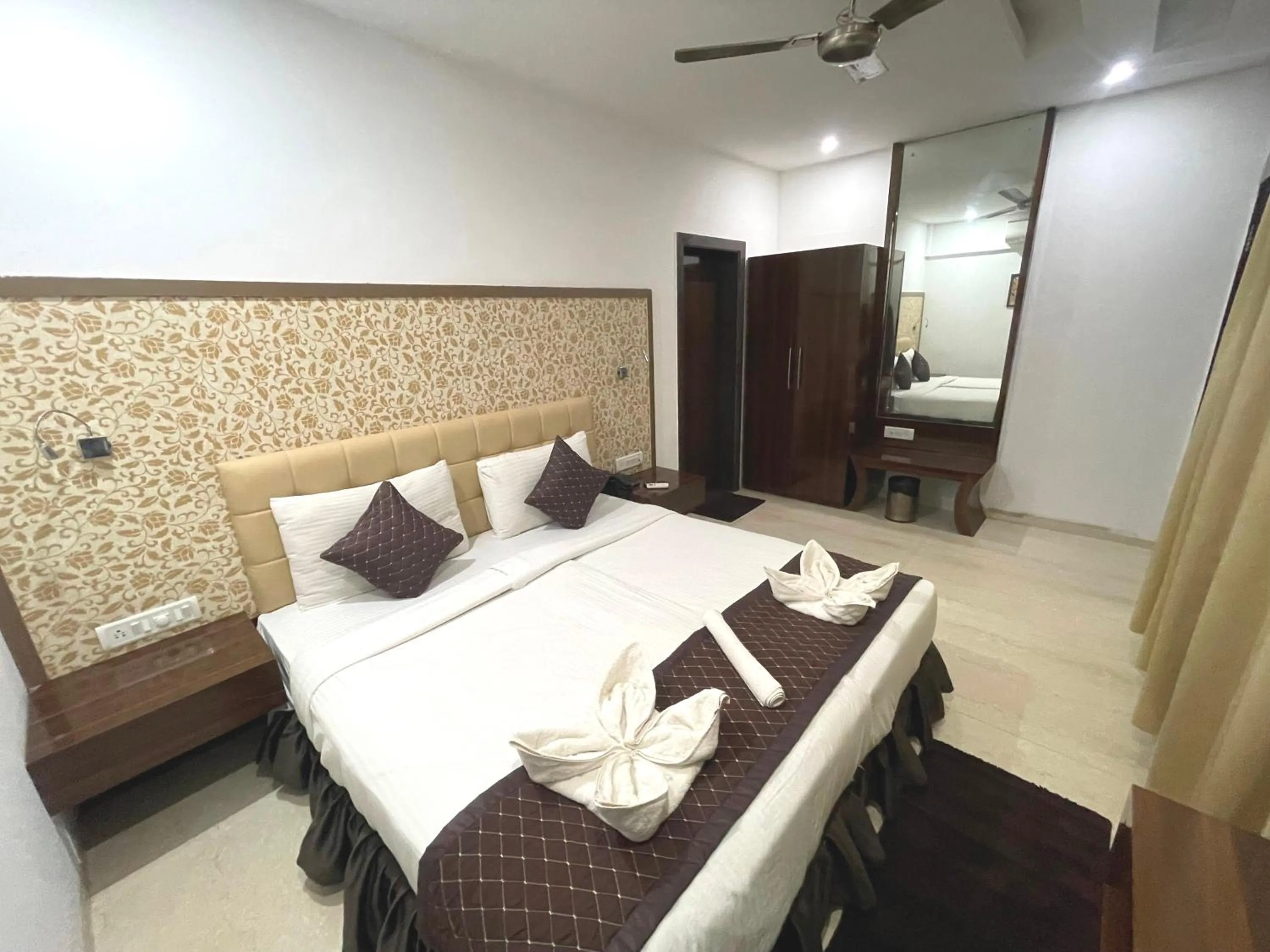 Bedroom, Bed in Hotel Goa Continental - Baga