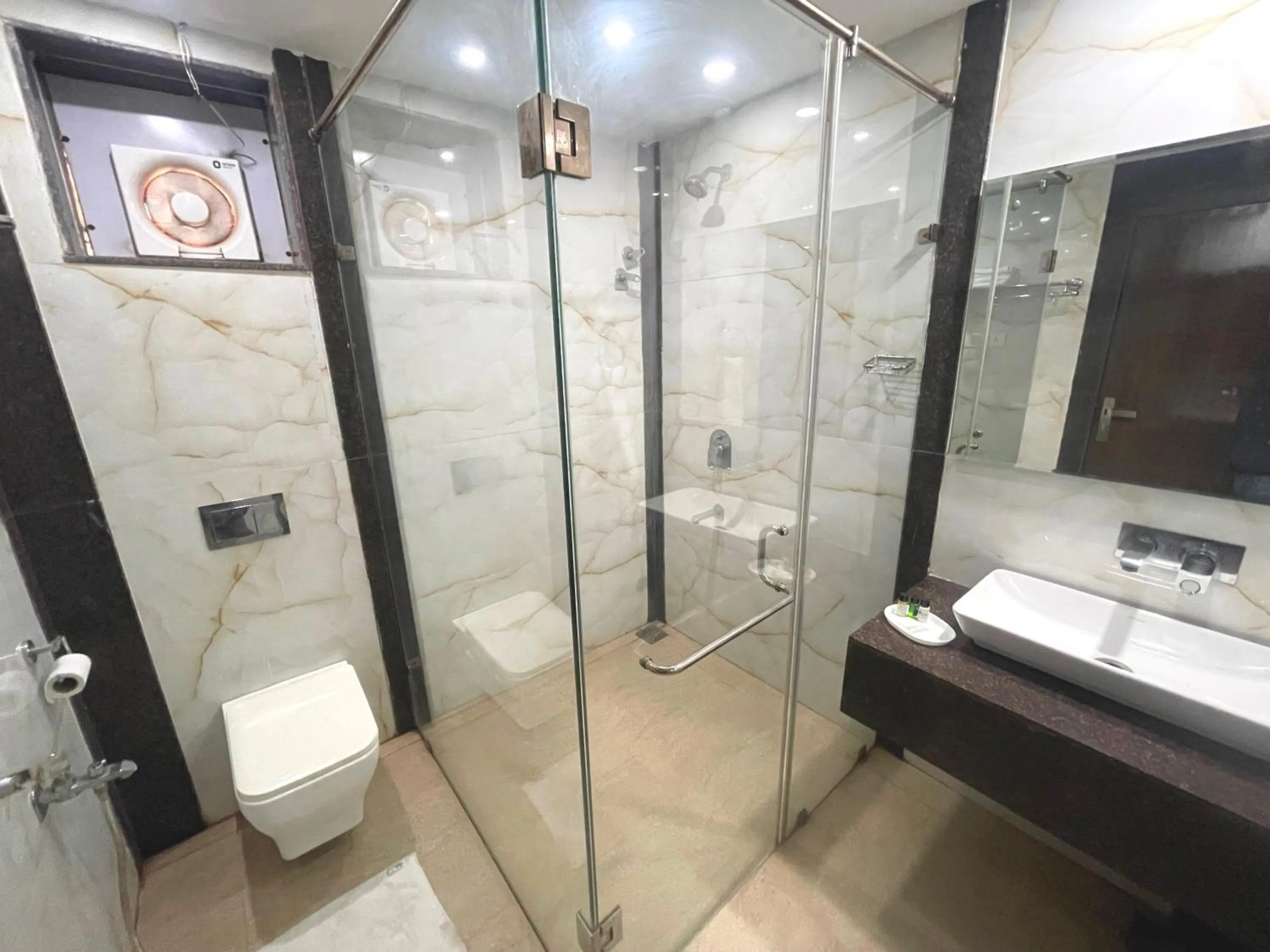 Bathroom in Hotel Goa Continental - Baga