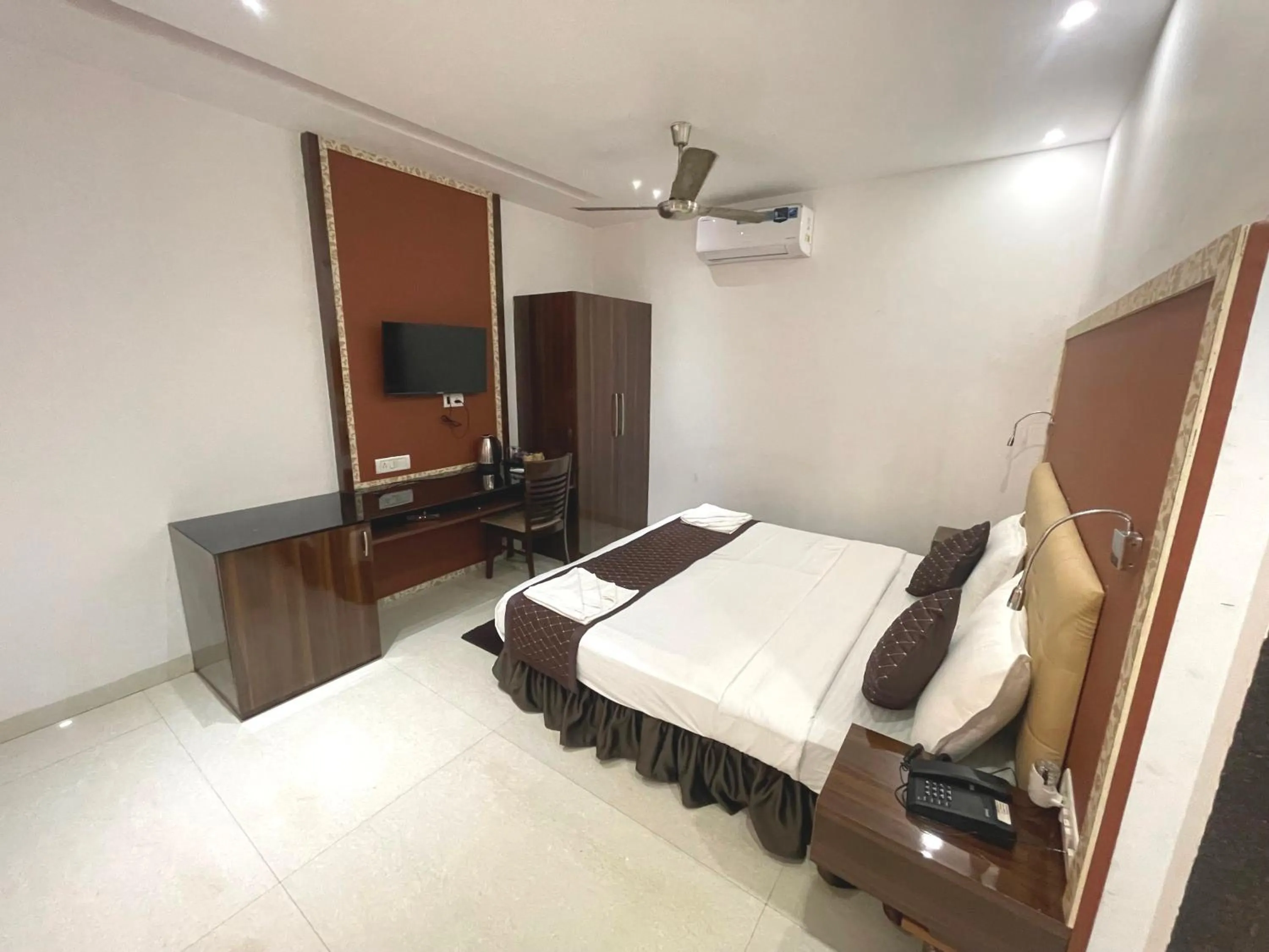 Bedroom, Bed in Hotel Goa Continental - Baga