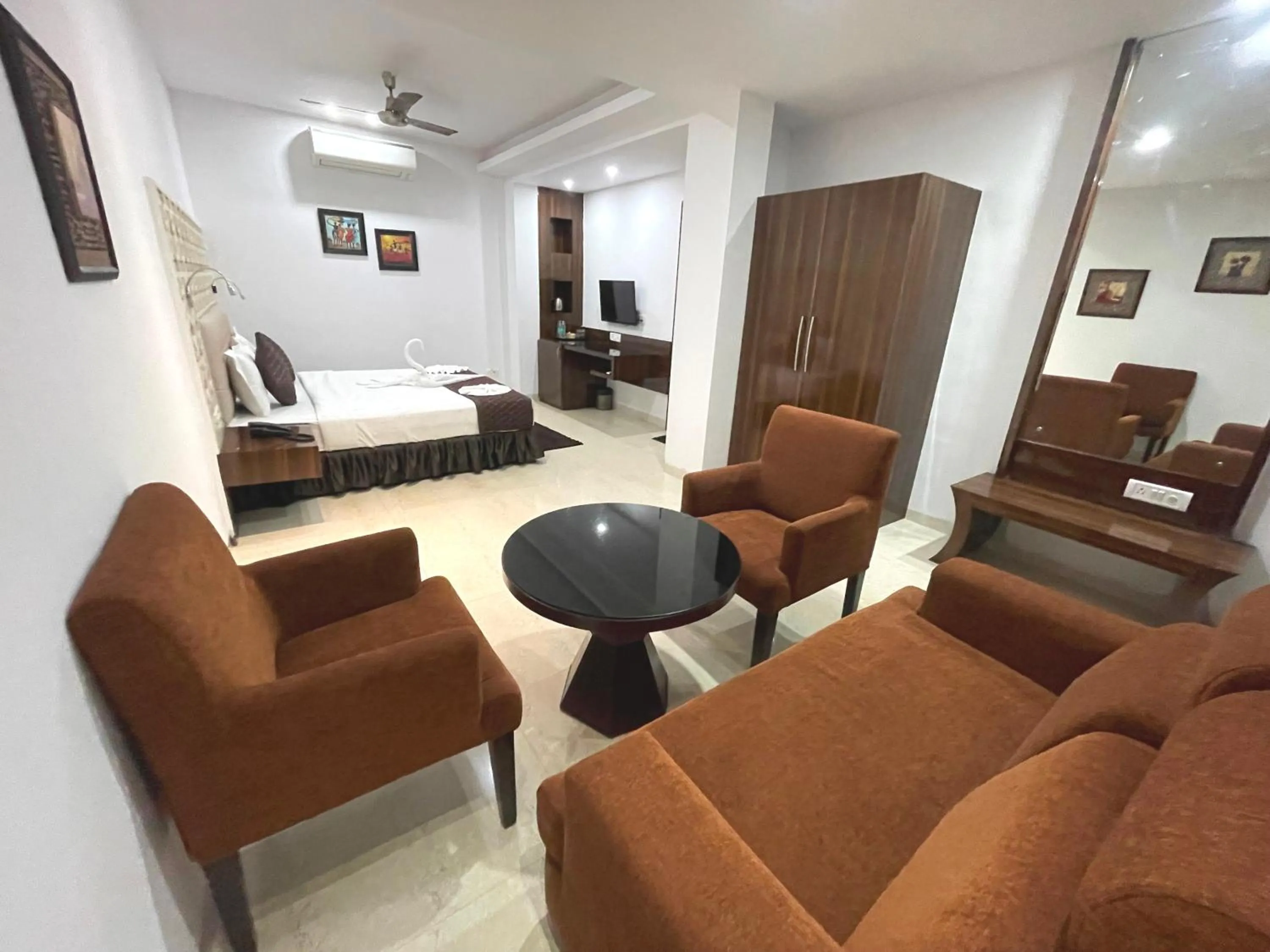 Bedroom, Bed in Hotel Goa Continental - Baga