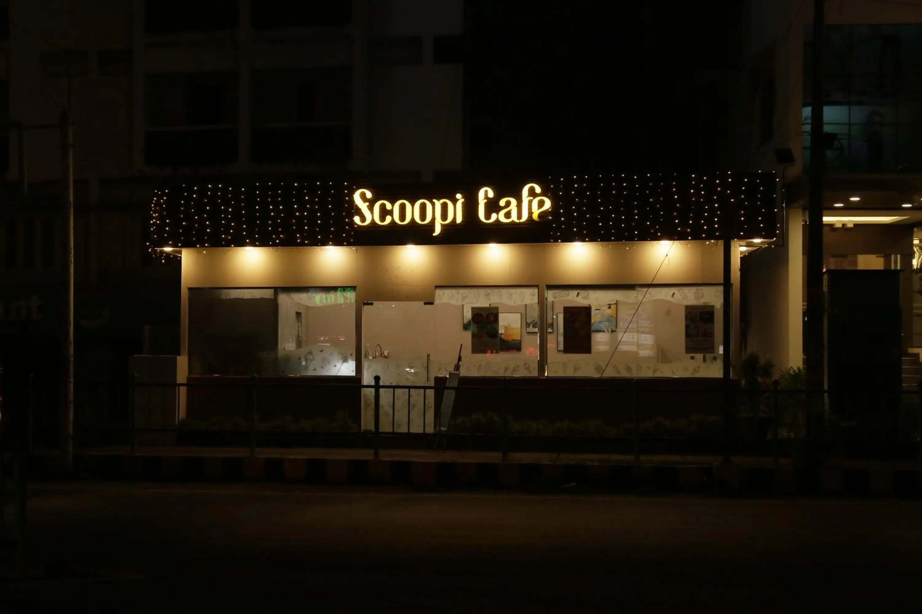 Night in ESQUINA RESIDENCY