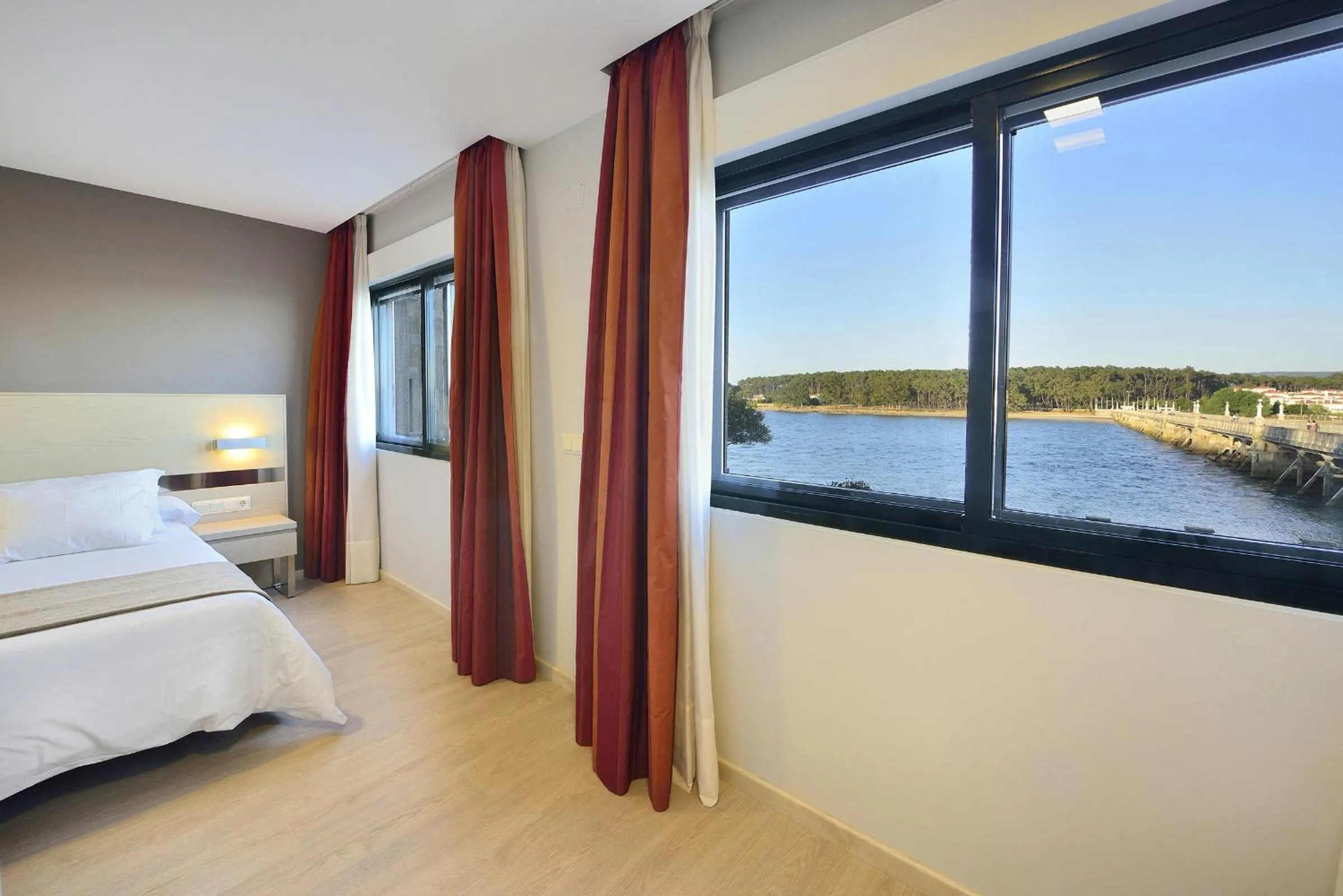 Bedroom, Bed in Hotel Puente de La Toja