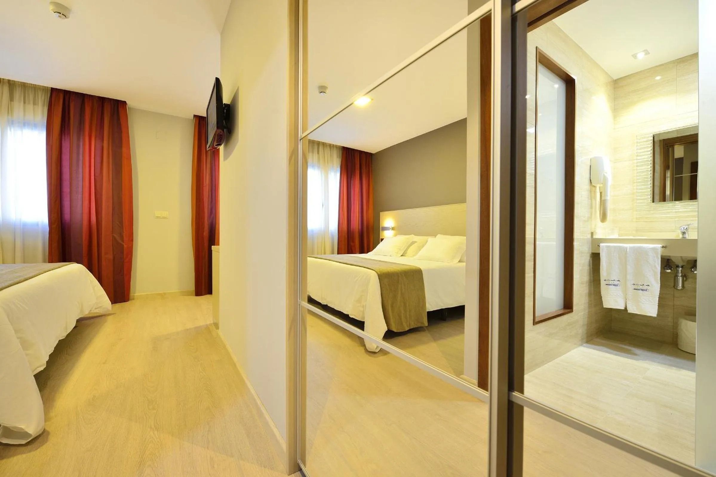 Shower, Bed in Hotel Puente de La Toja