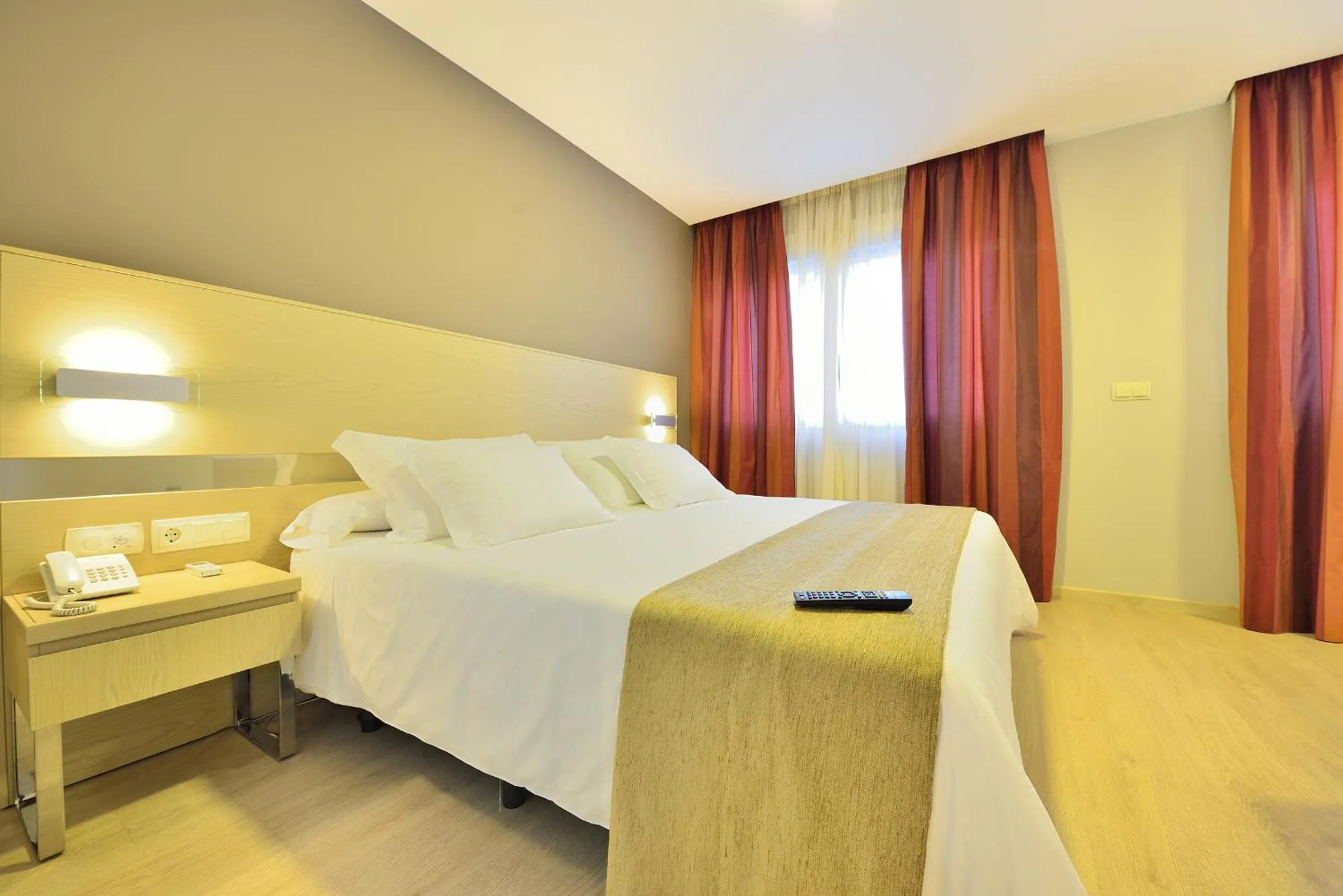 Shower, Bed in Hotel Puente de La Toja