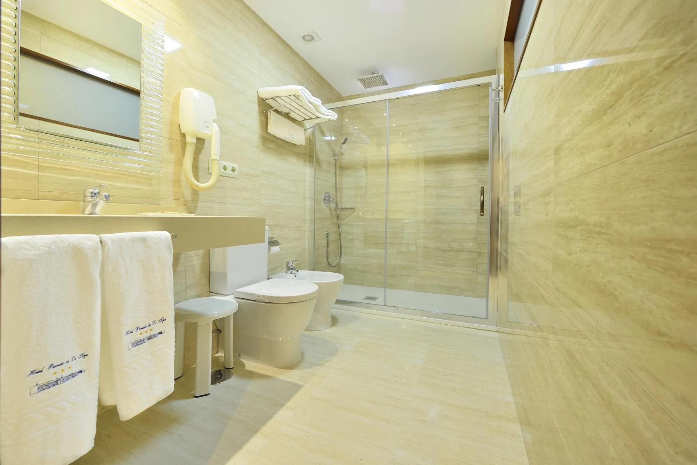 Bathroom in Hotel Puente de La Toja